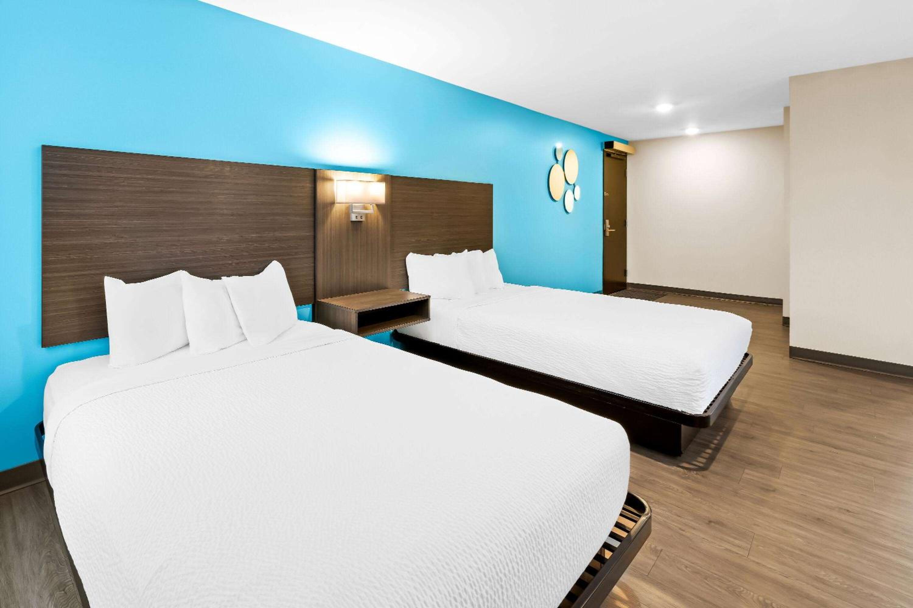 Superior Queen Room - Mobility Accessible Room with Roll-In Shower/No Pets/Non-Smoking photo 3