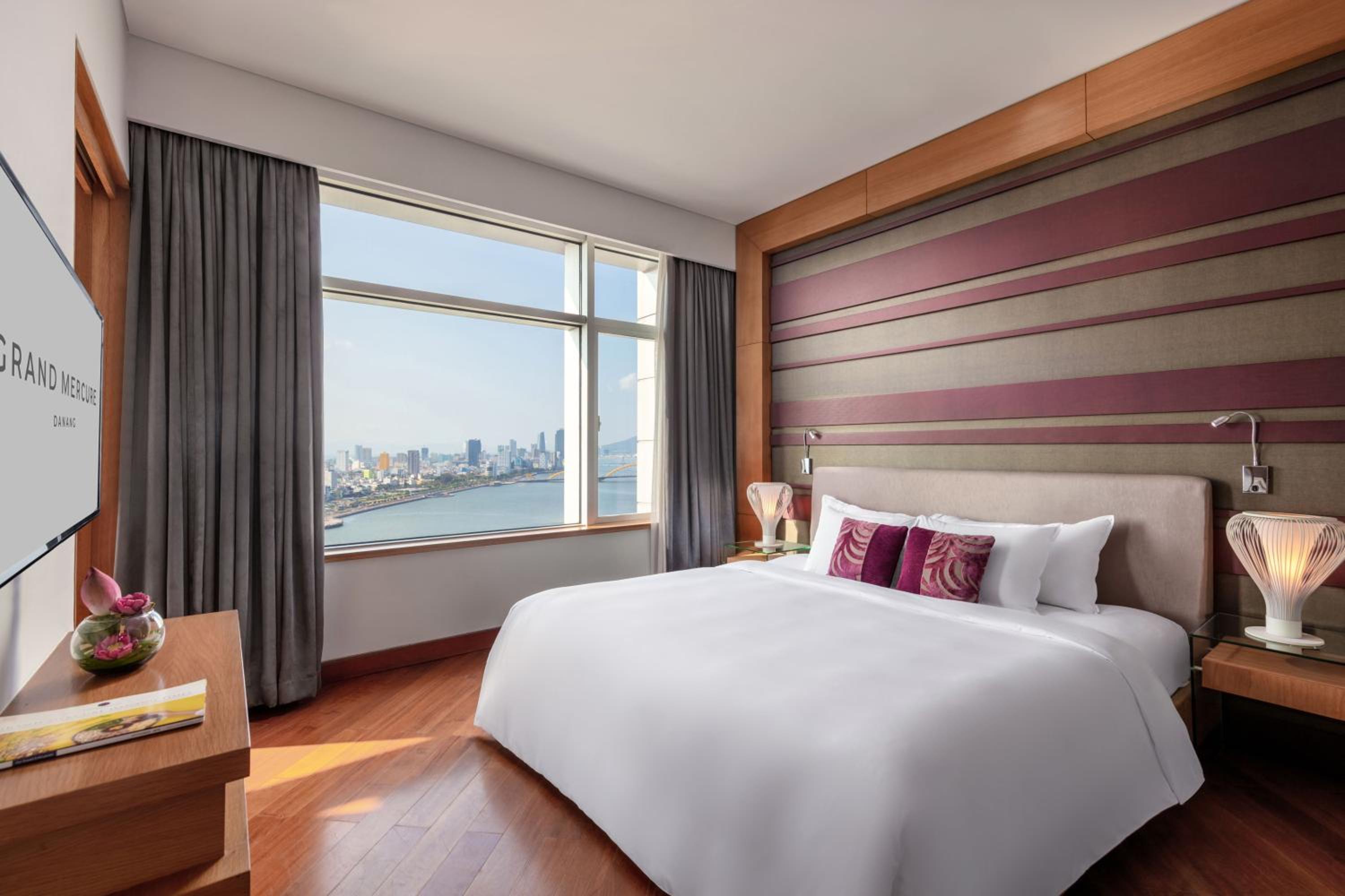 Deluxe Queen Room with River view - High Floor with Executive Lounge access - Photo 1