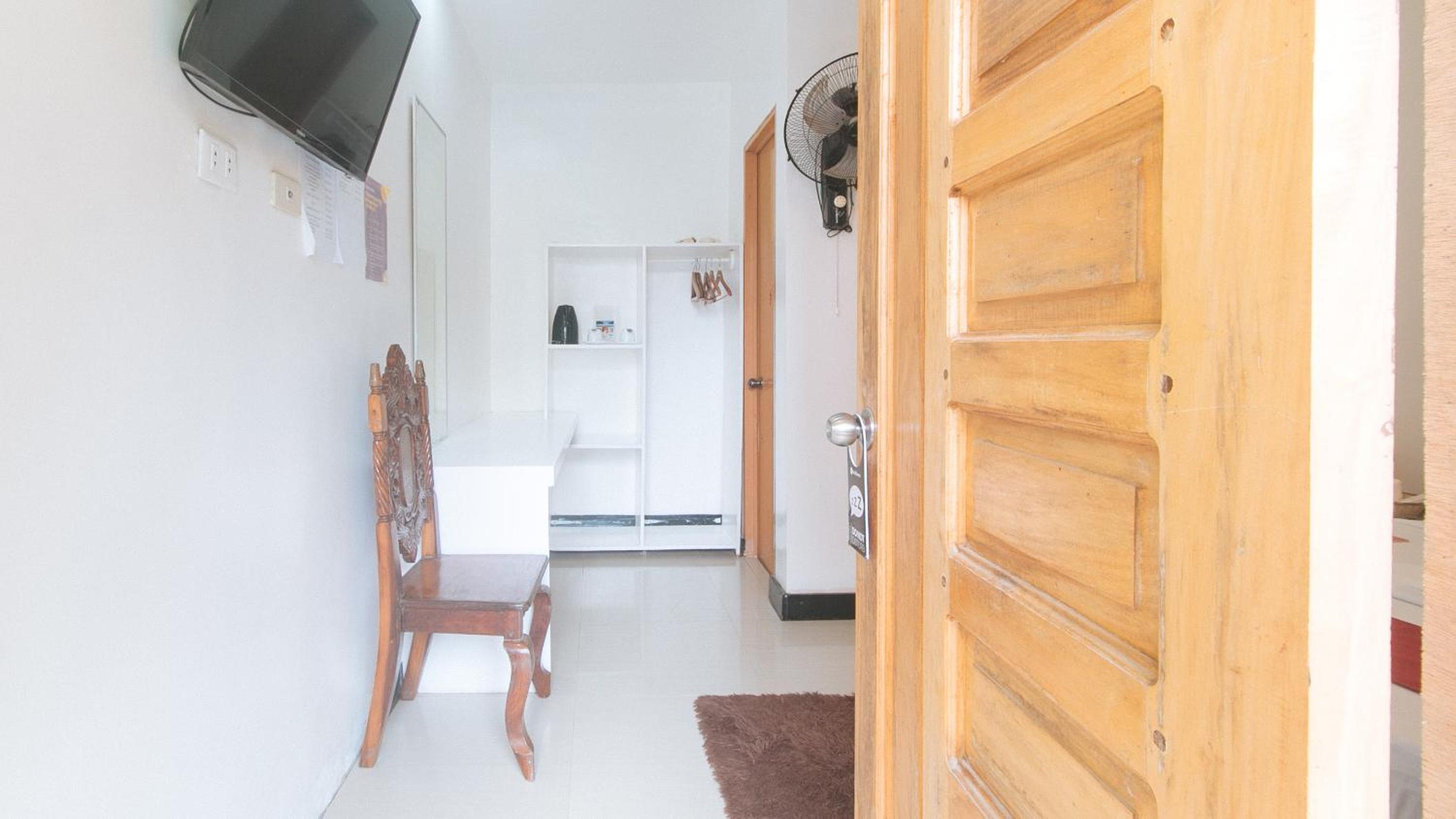 Double Room with Balcony - Photo 11