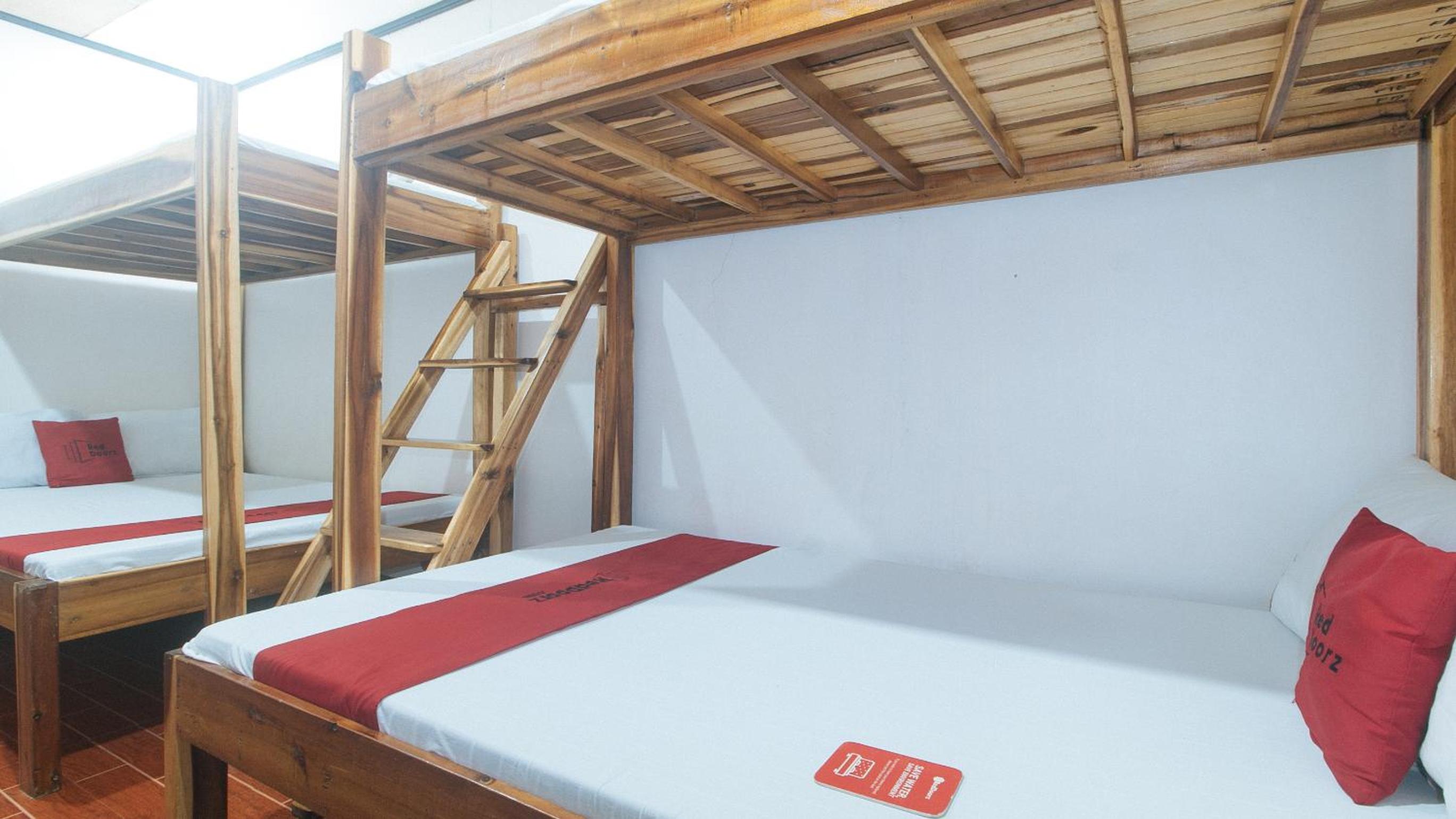 Deluxe Family Room - Photo 2