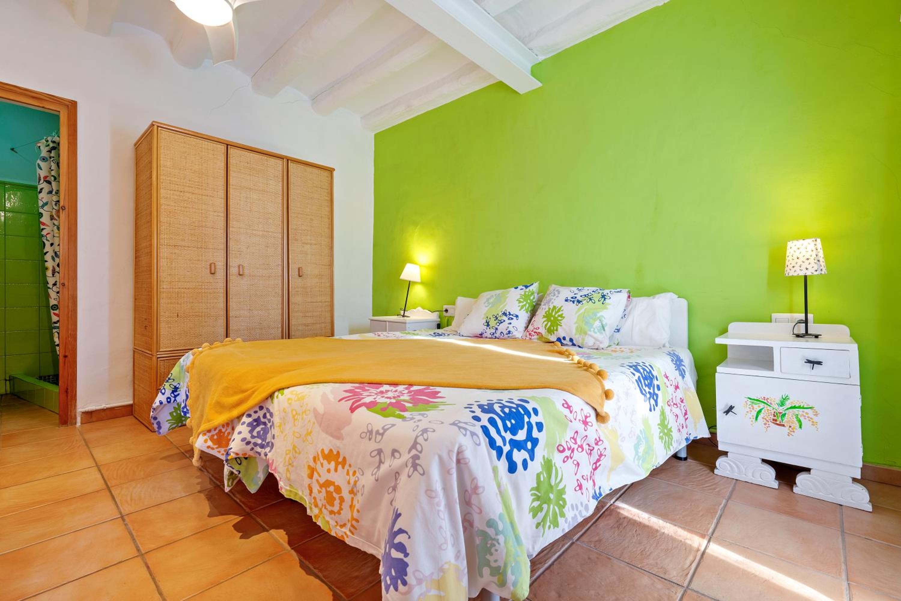 Six-Bedroom House photo 3