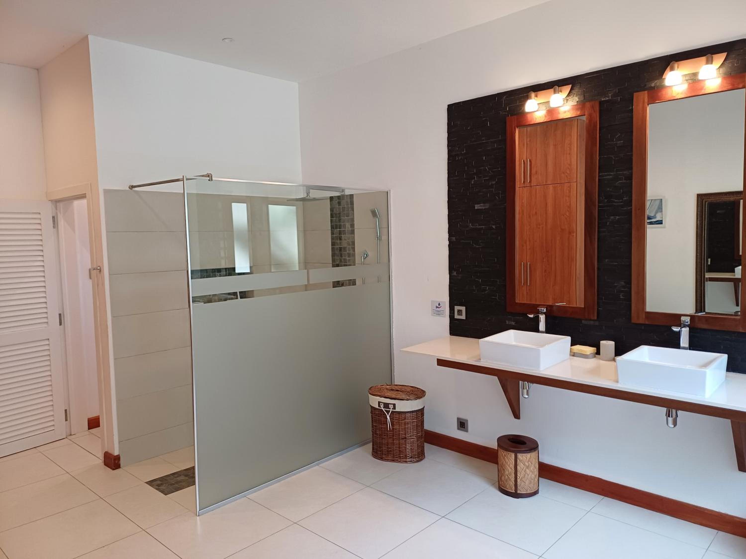 Deluxe King Suite photo 2
