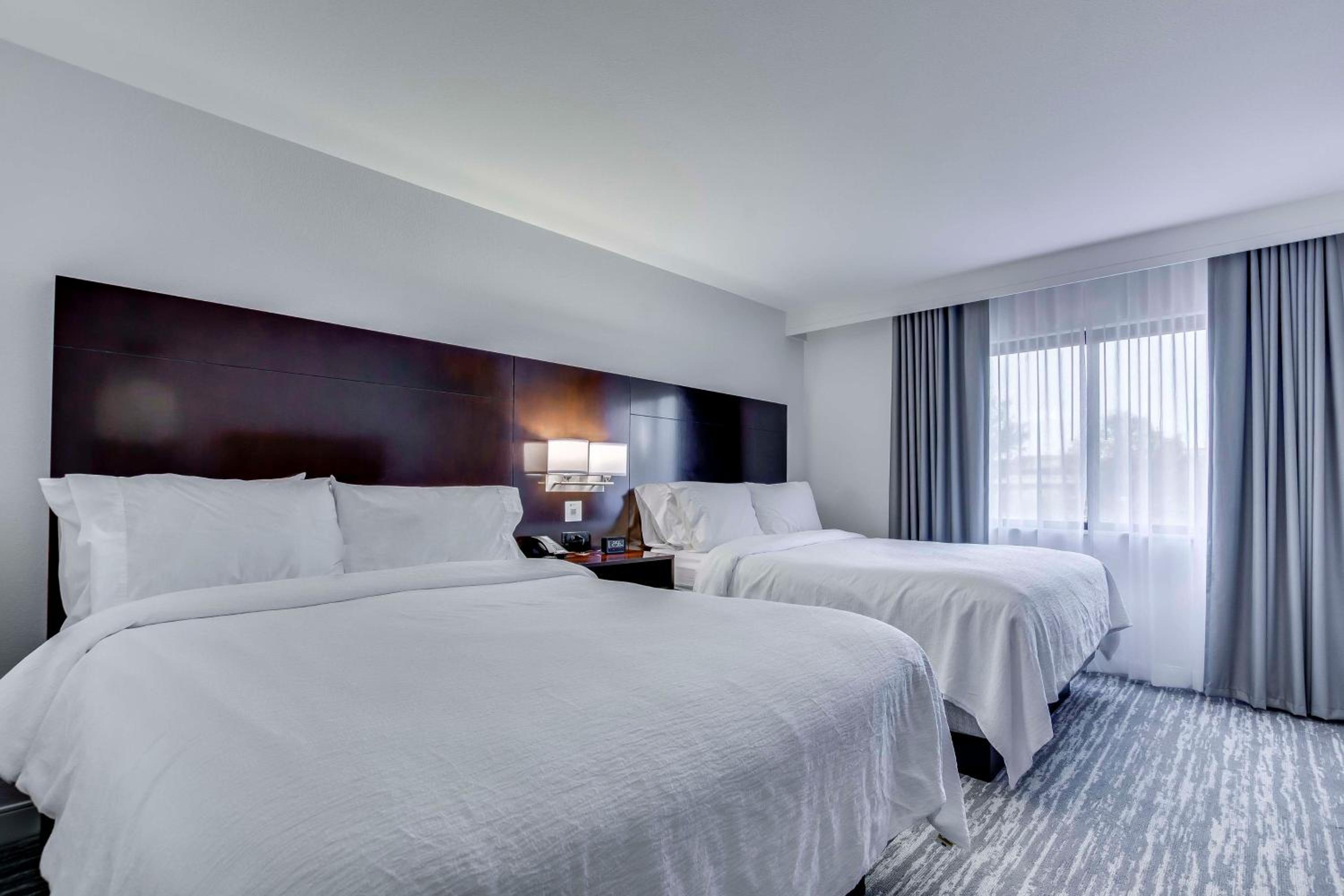 Two-Room Queen Suite with Two Queen Beds - Photo 2