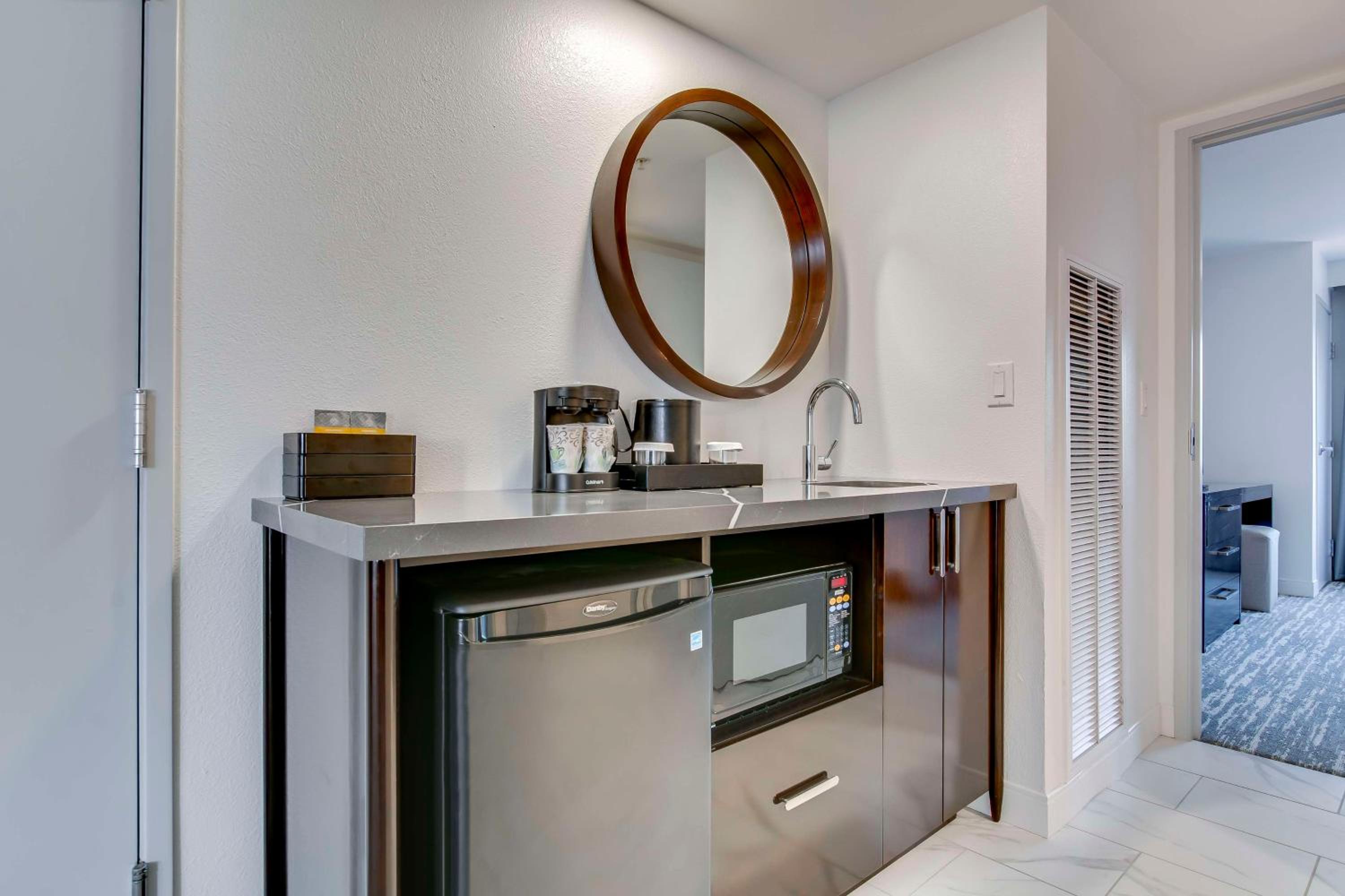 Executive King Suite - Non-Smoking - Photo 9