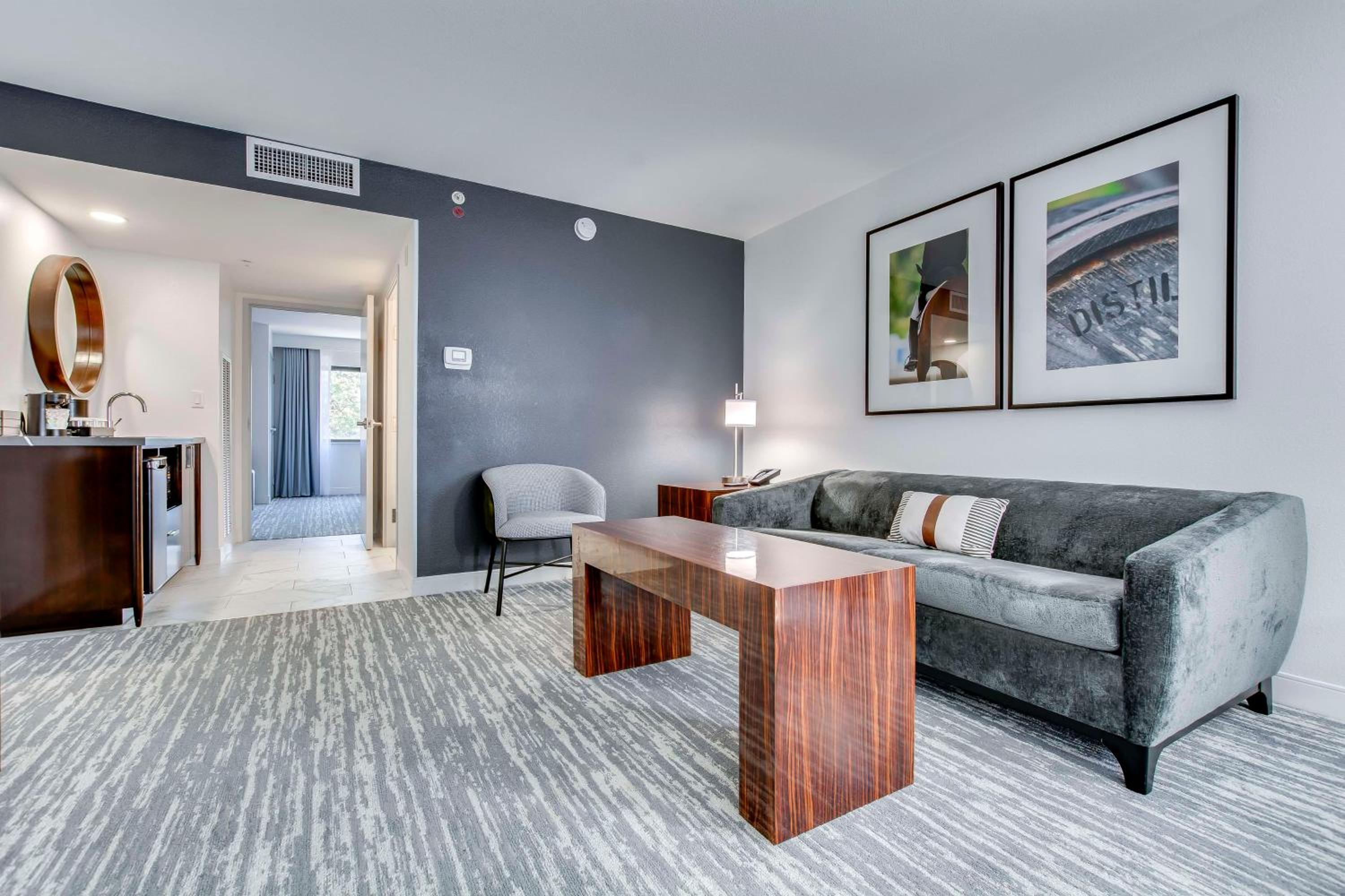 Executive King Suite - Non-Smoking - Photo 10