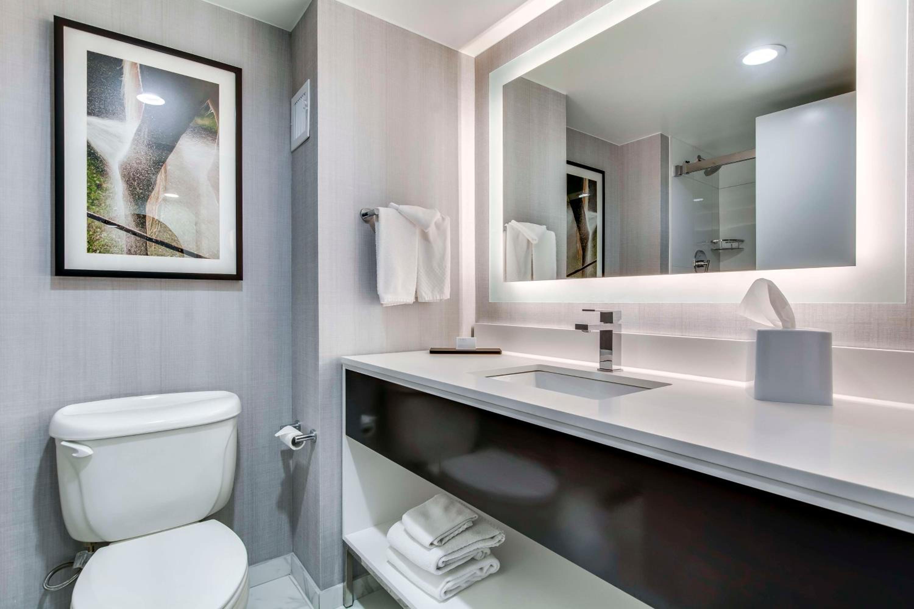Executive King Suite - Non-Smoking - Photo 7