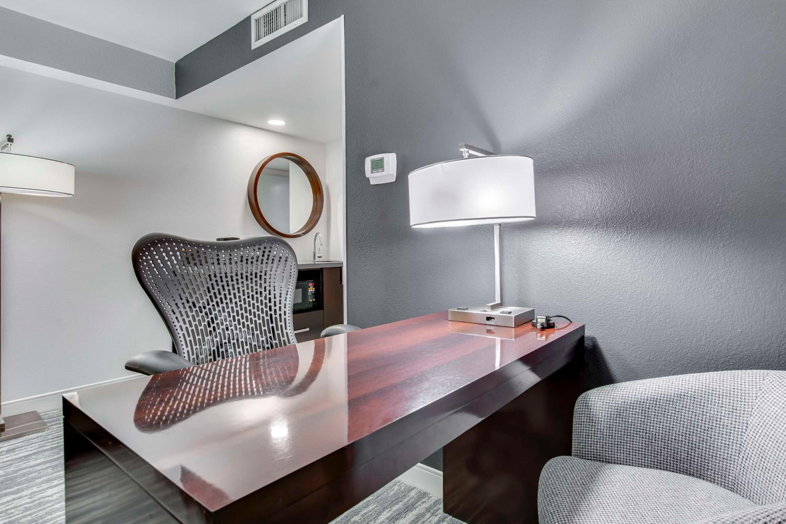 Two-Room King Suite - Non-Smoking - Photo 3