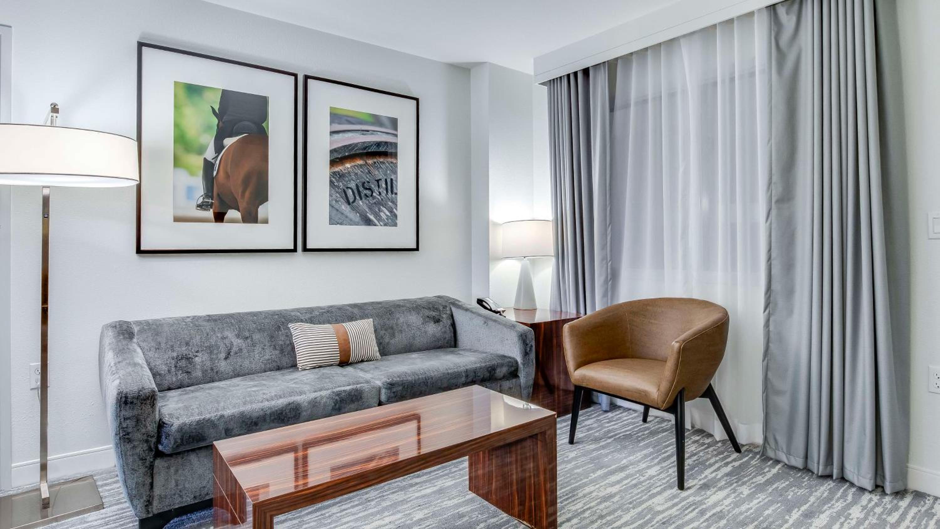 King Suite With Accessible Tub - Mobility And Hearing Access/Non-Smoking