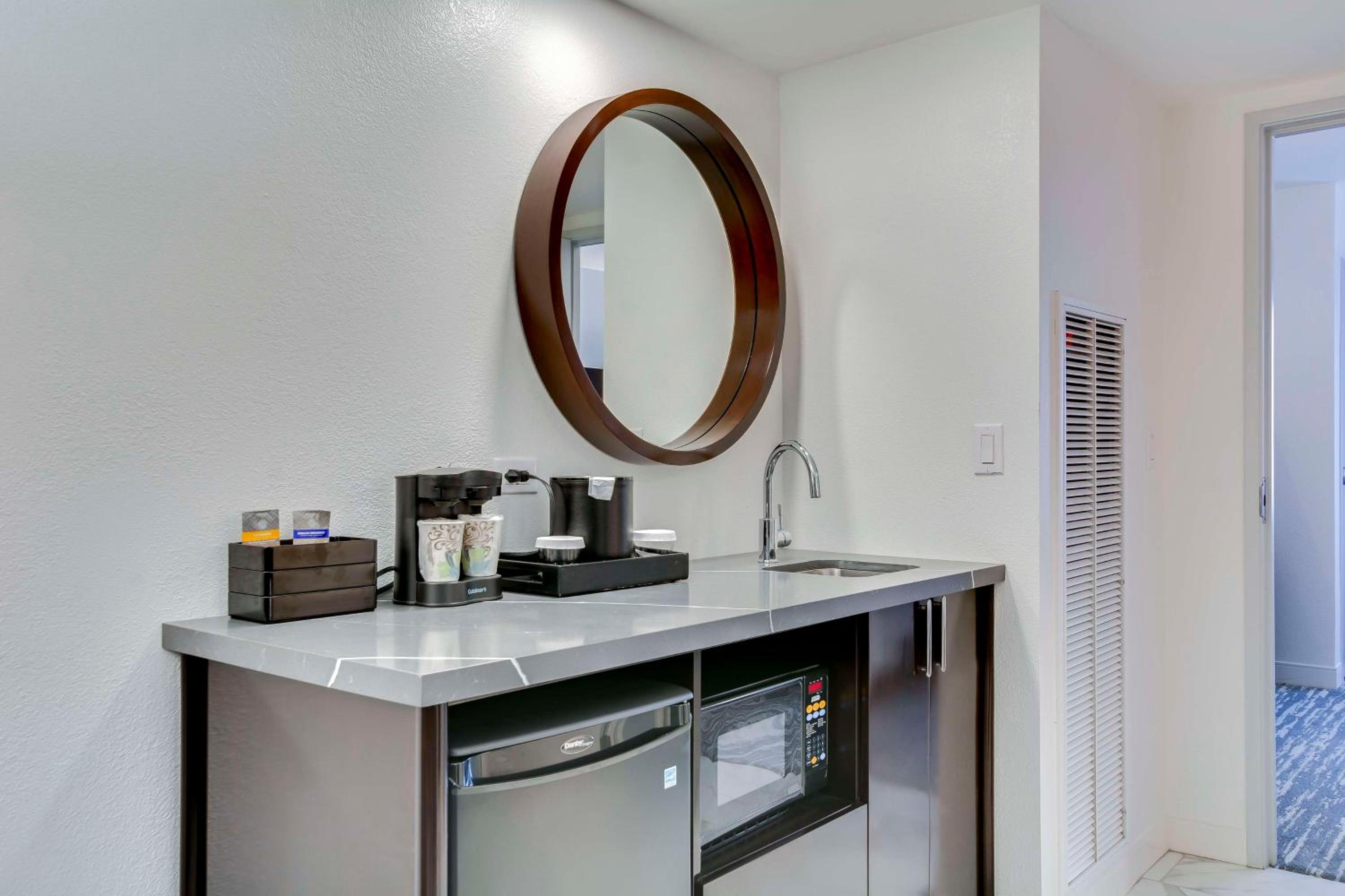 Two-Room King Suite - Non-Smoking - Photo 4