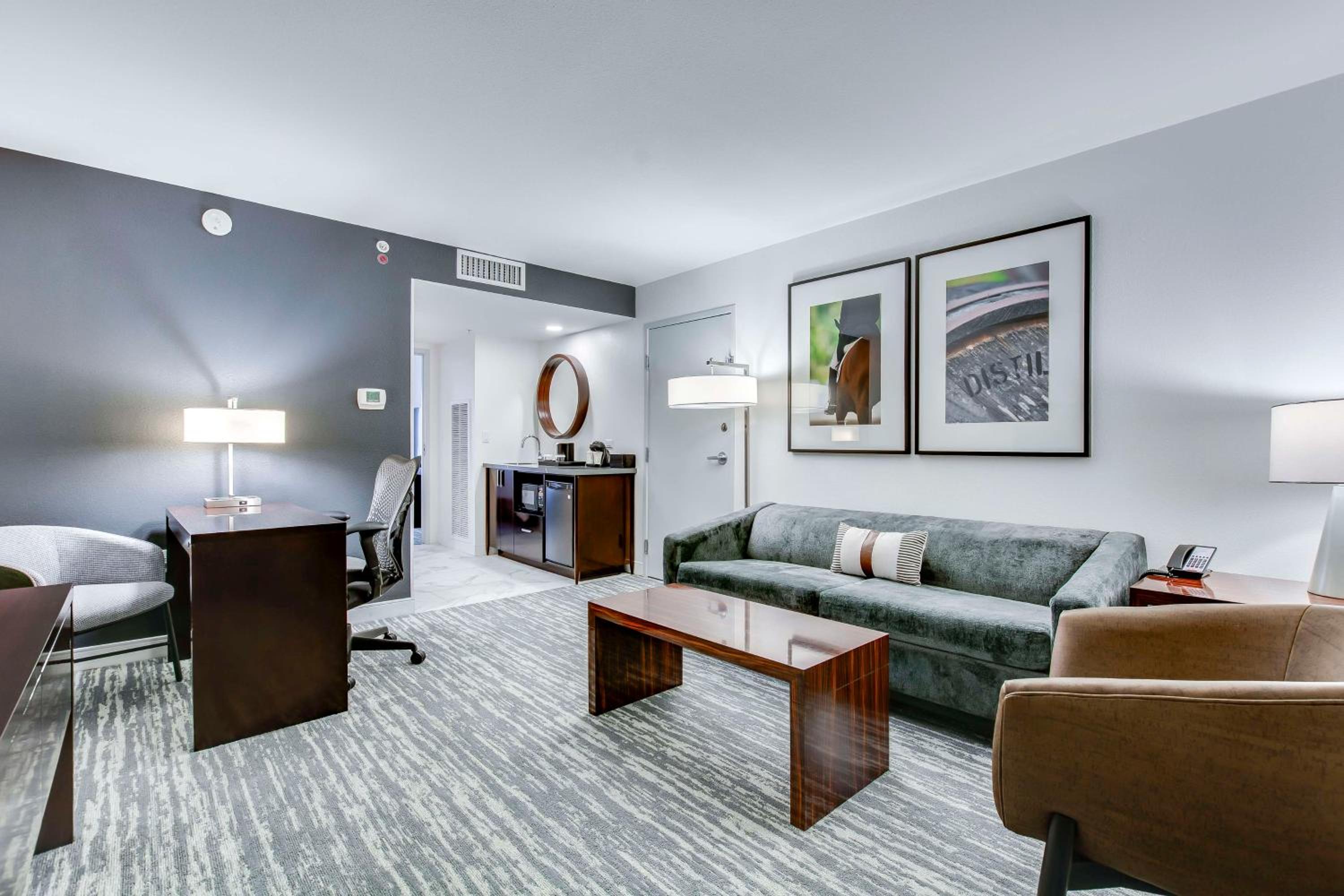 Two-Room Queen Suite with Two Queen Beds - Photo 4