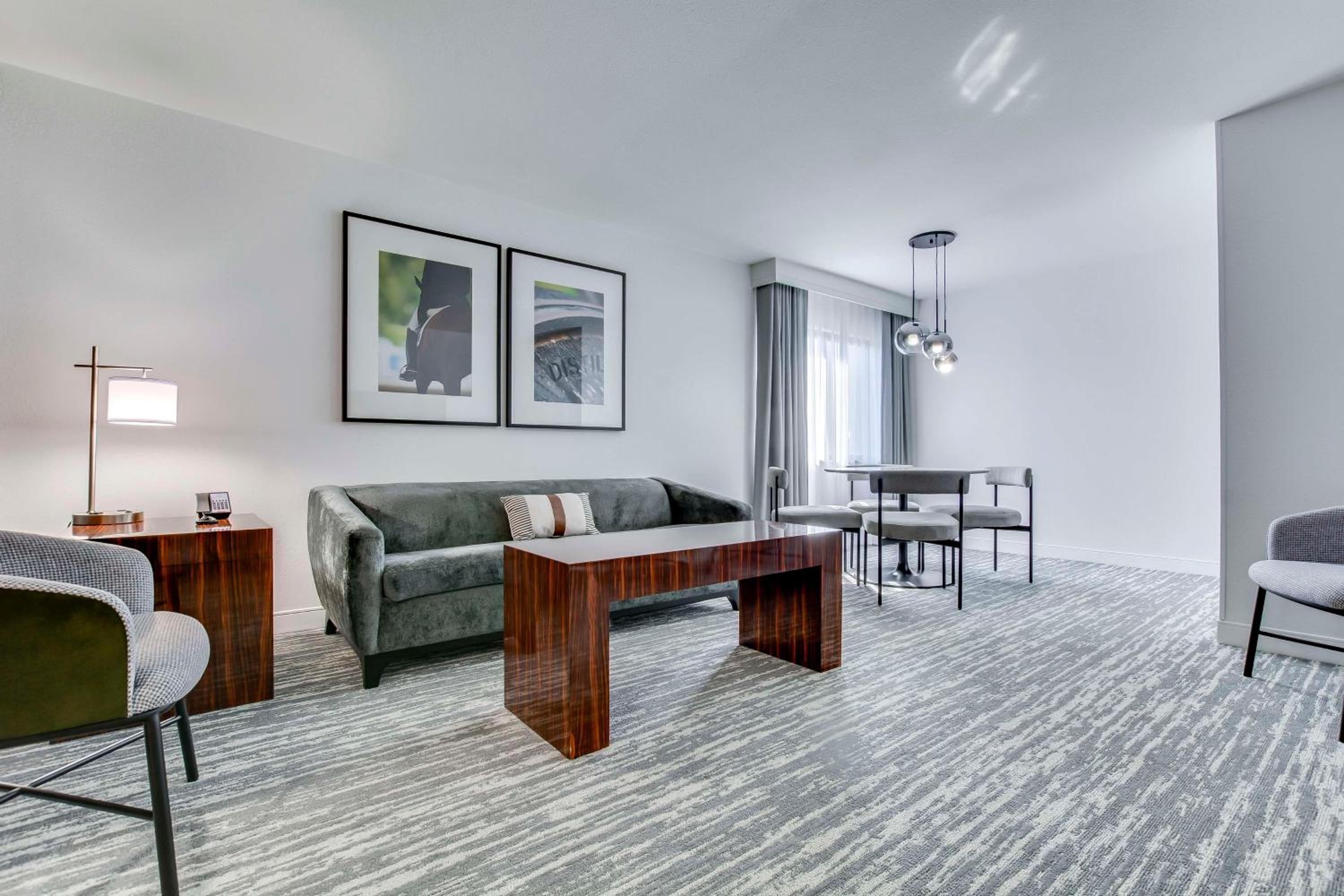 Executive King Suite - Non-Smoking - Photo 8