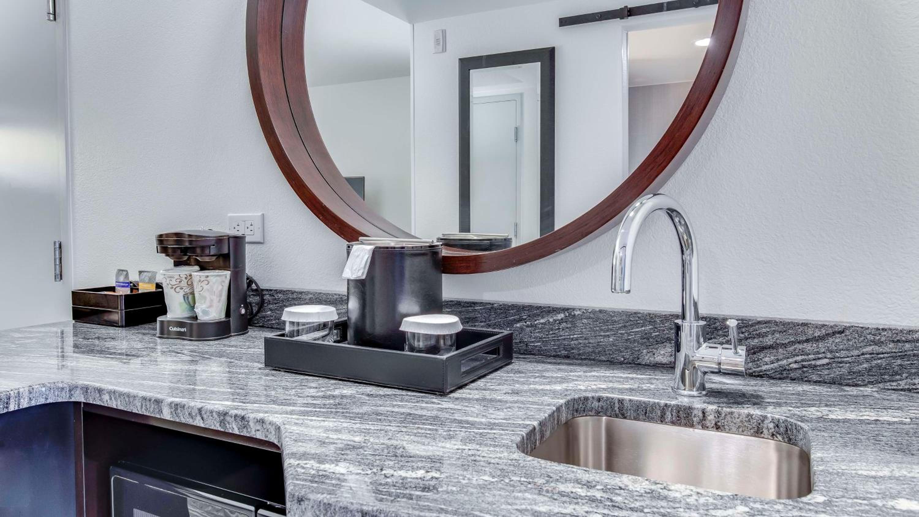King Suite with Roll-In Shower - Mobility/Hearing Accessible - Non-Smoking - Photo 2