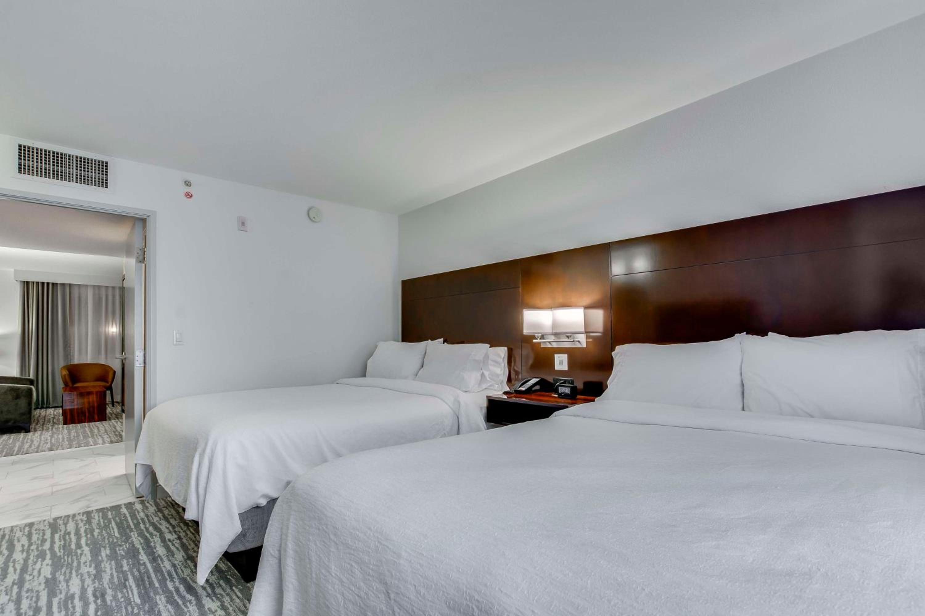 Two-Room Queen Suite with Two Queen Beds - Photo 8