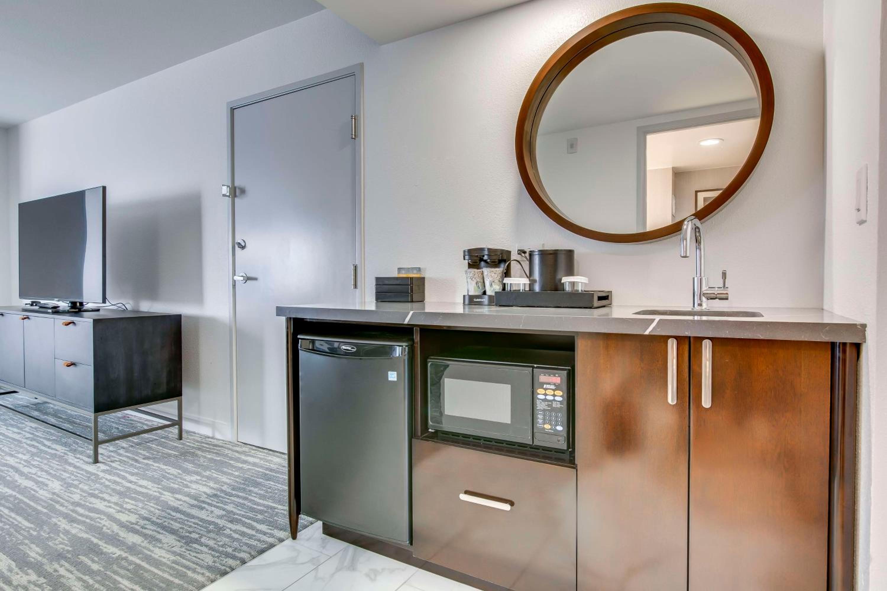 Executive King Suite - Non-Smoking - Photo 2