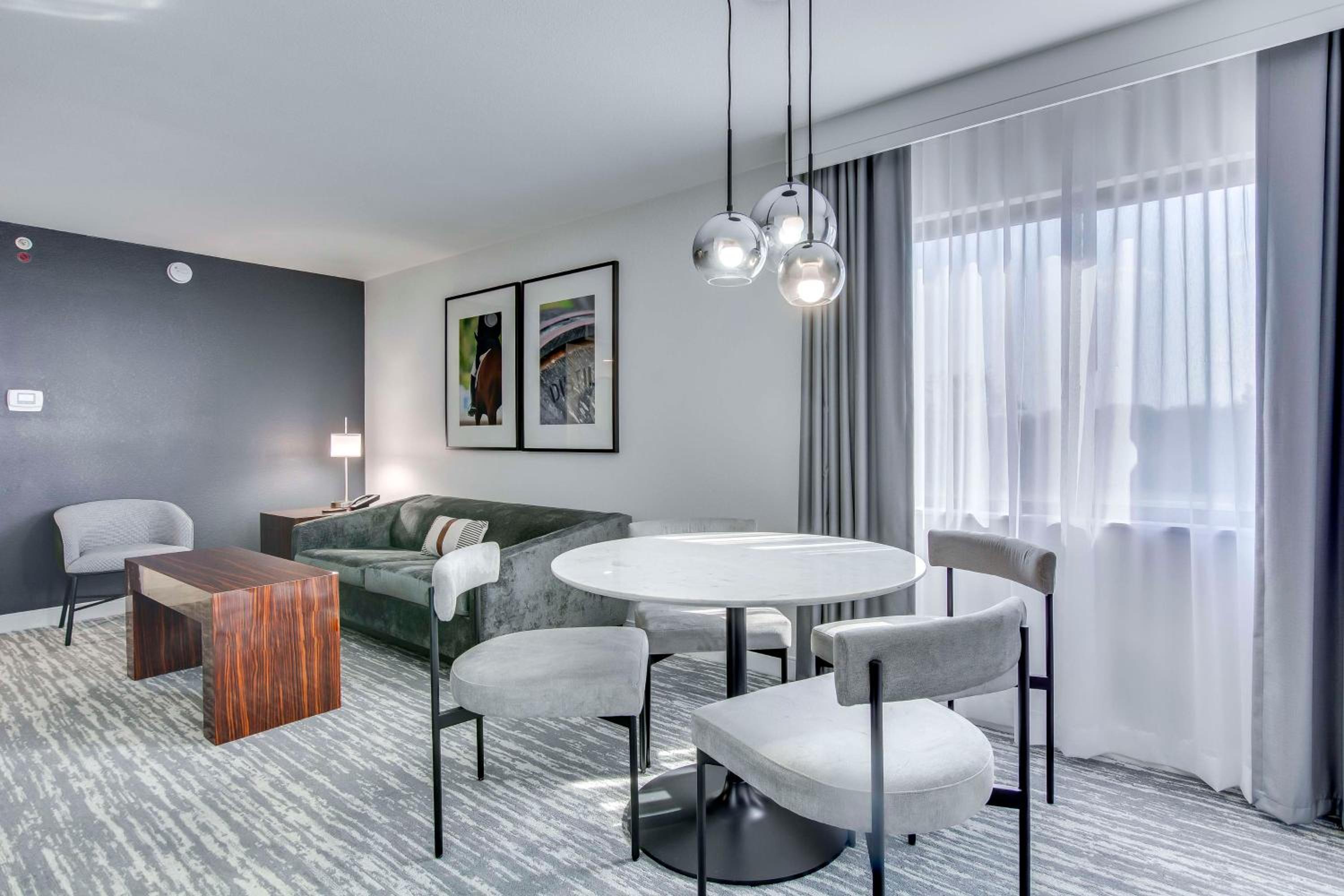 Executive King Suite - Non-Smoking - Photo 3