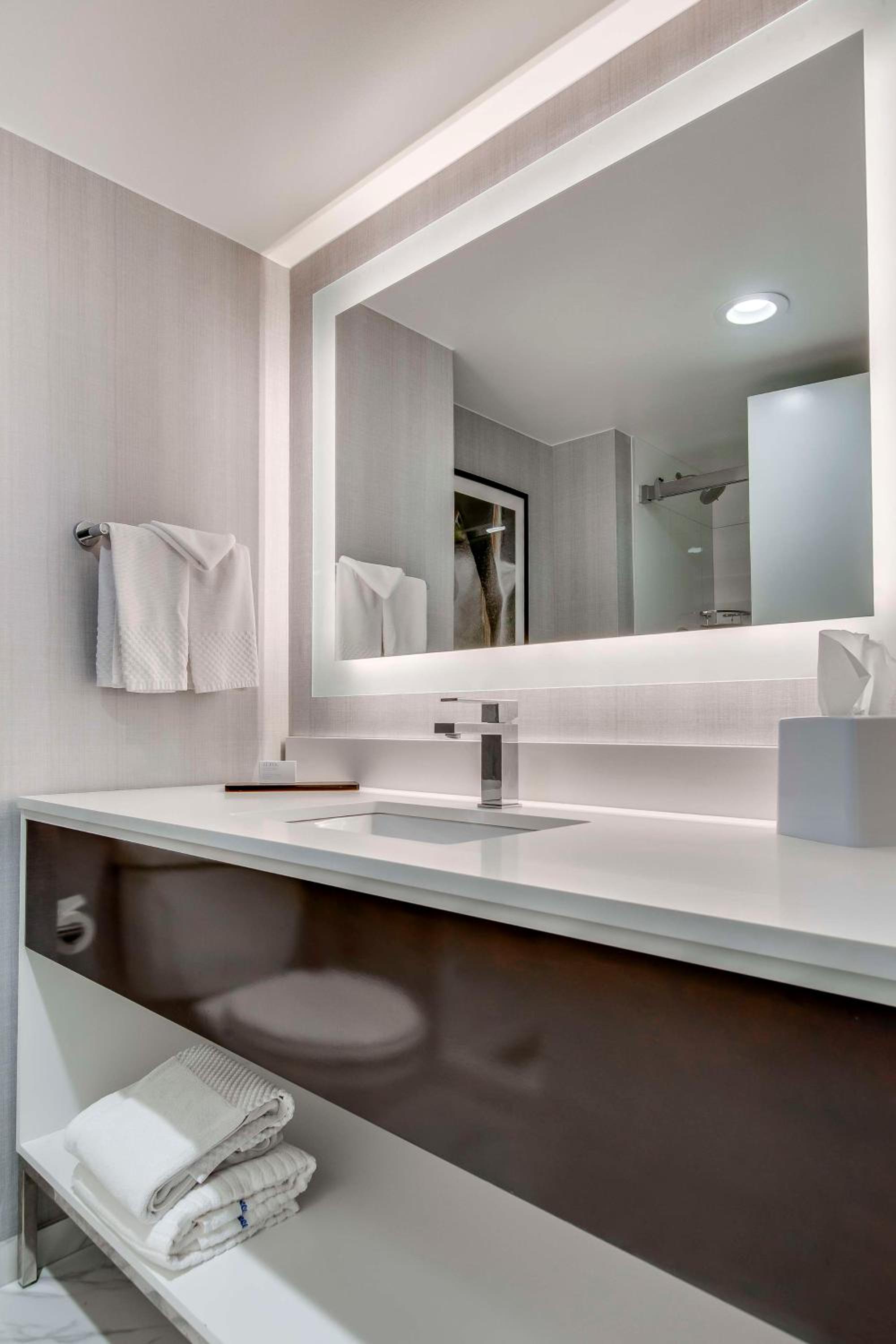Two-Room King Suite - Non-Smoking - Photo 7