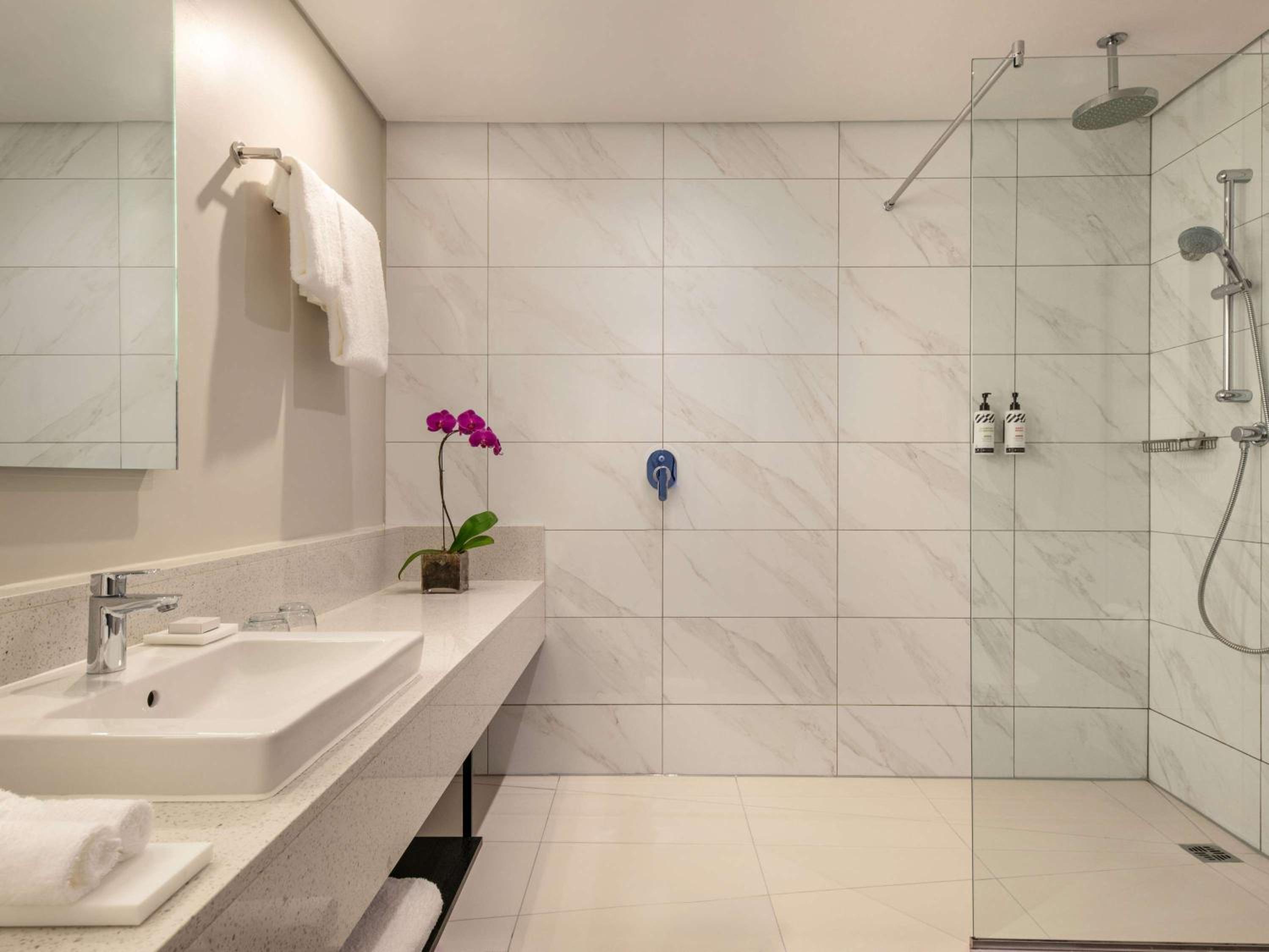 Superior Twin Room (Shower Only) thumbnail 5