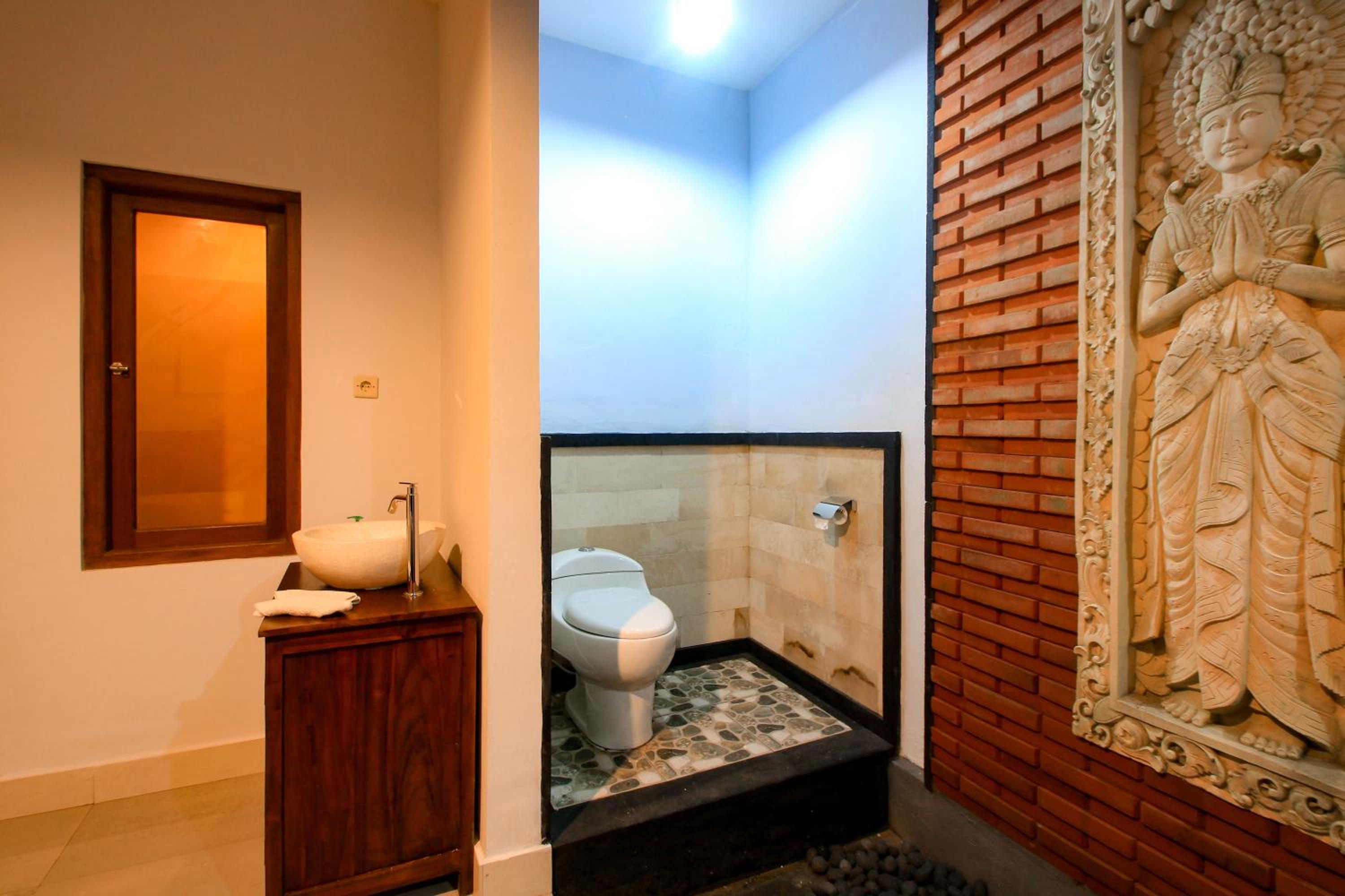 Balinese Suite with Bathtub - Photo 4