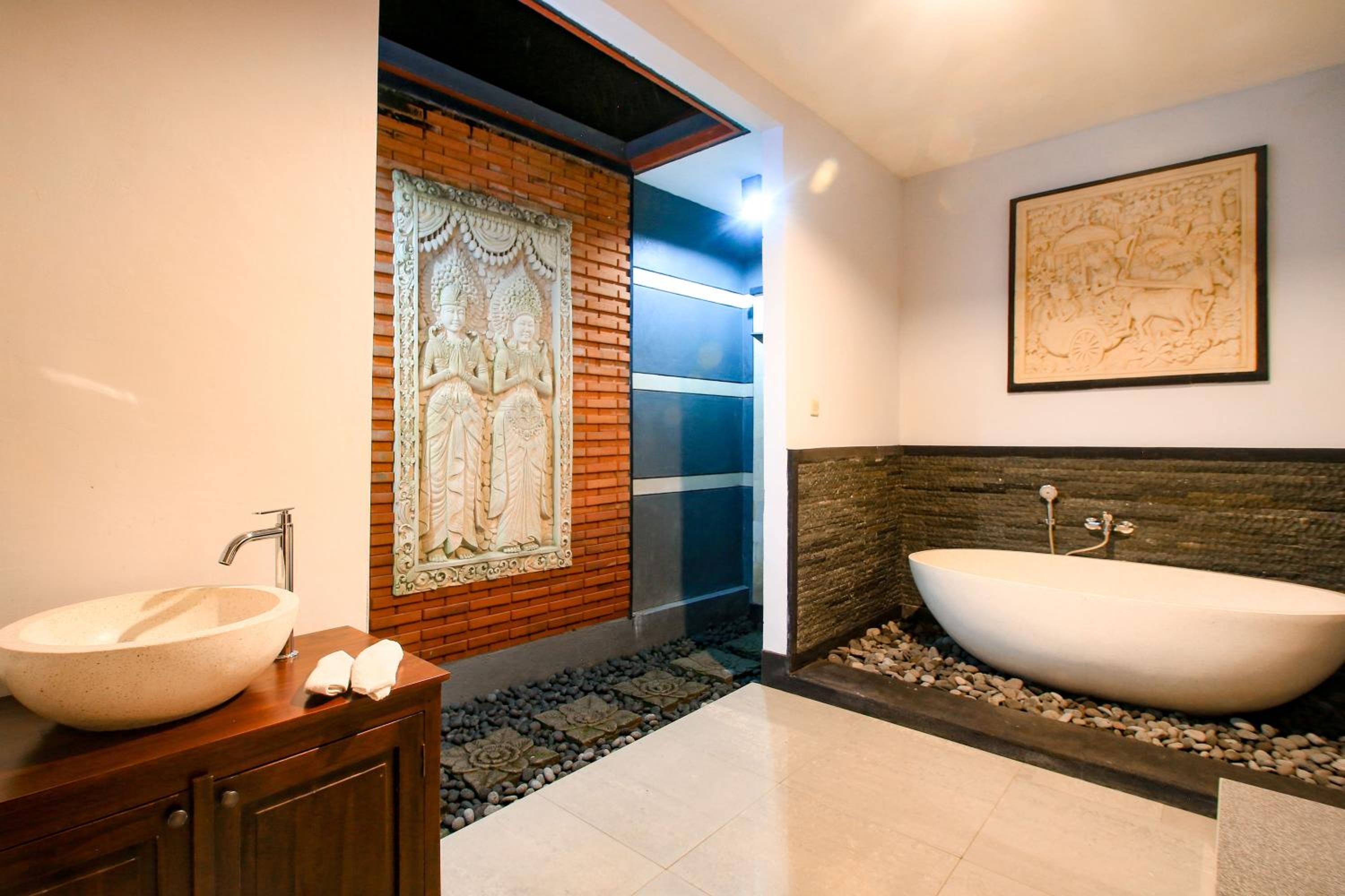 Balinese Suite with Bathtub - Photo 5