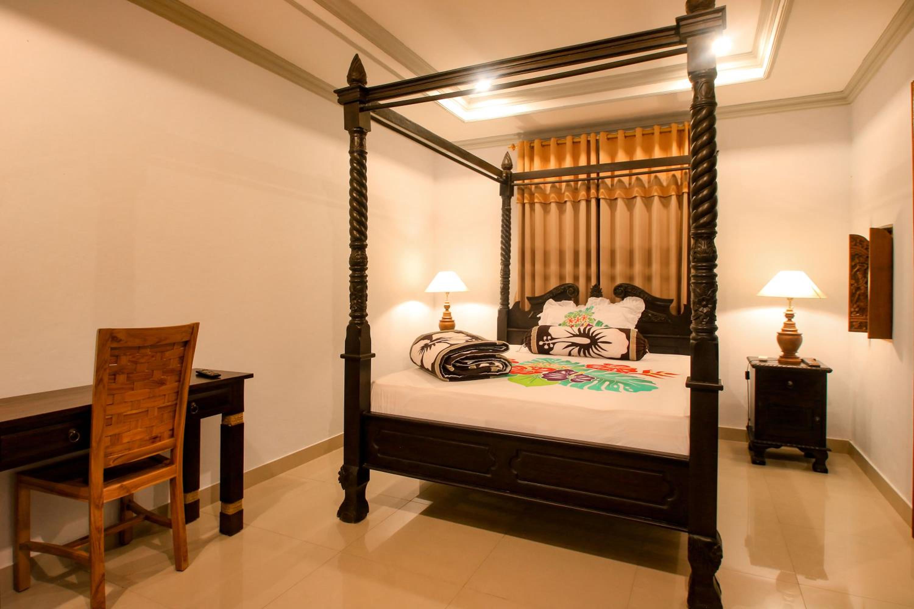 Balinese Suite with Bathtub - Photo 7