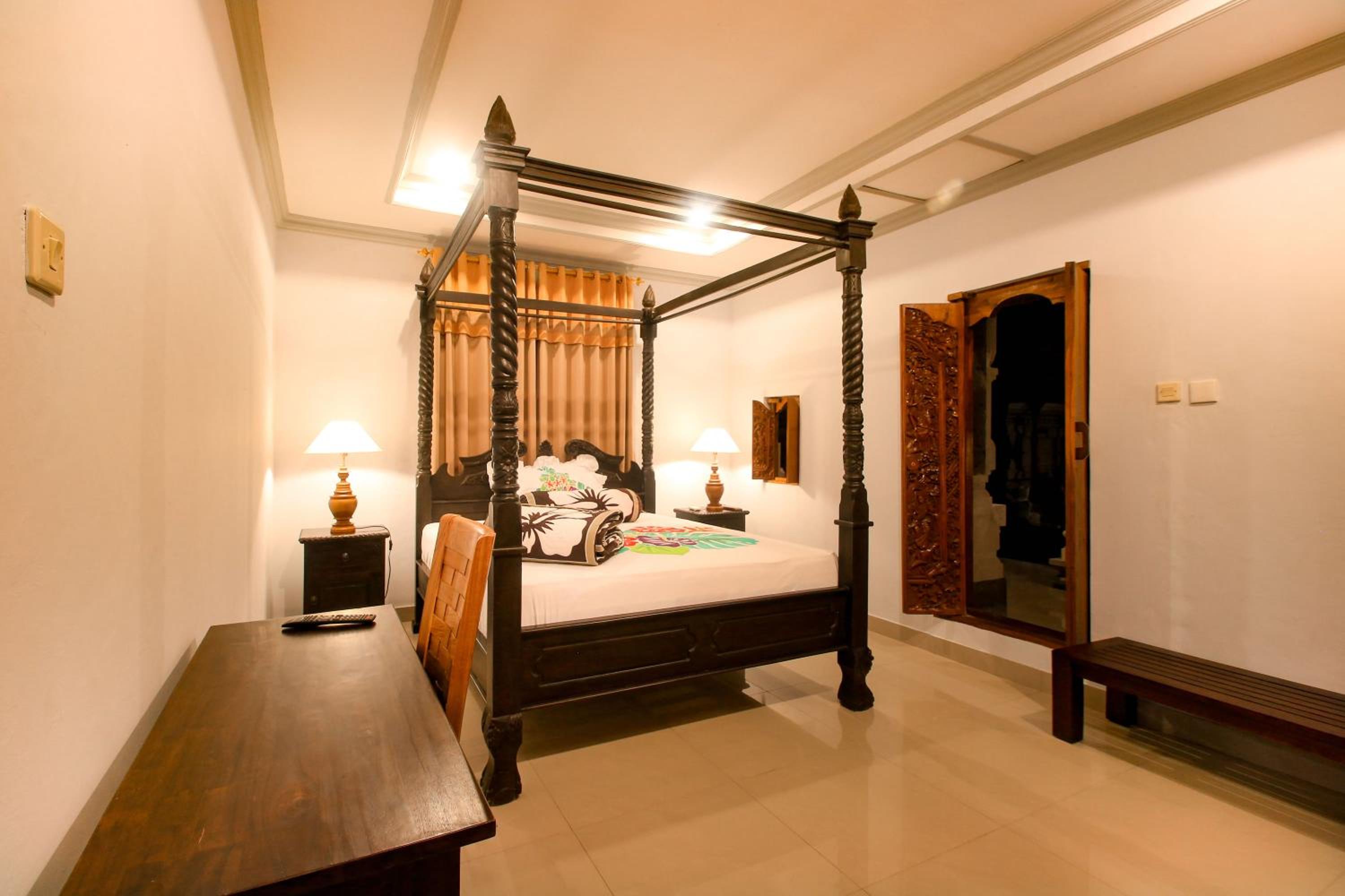 Balinese Suite with Bathtub - Photo 1