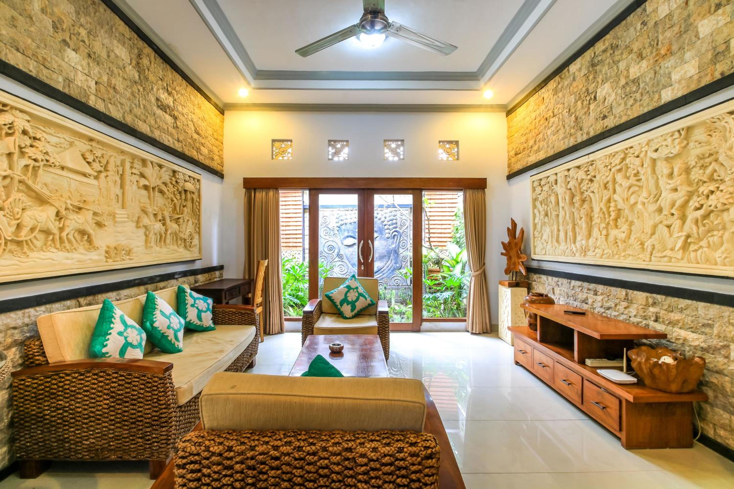 Family Suite with Bathtub - Photo 10