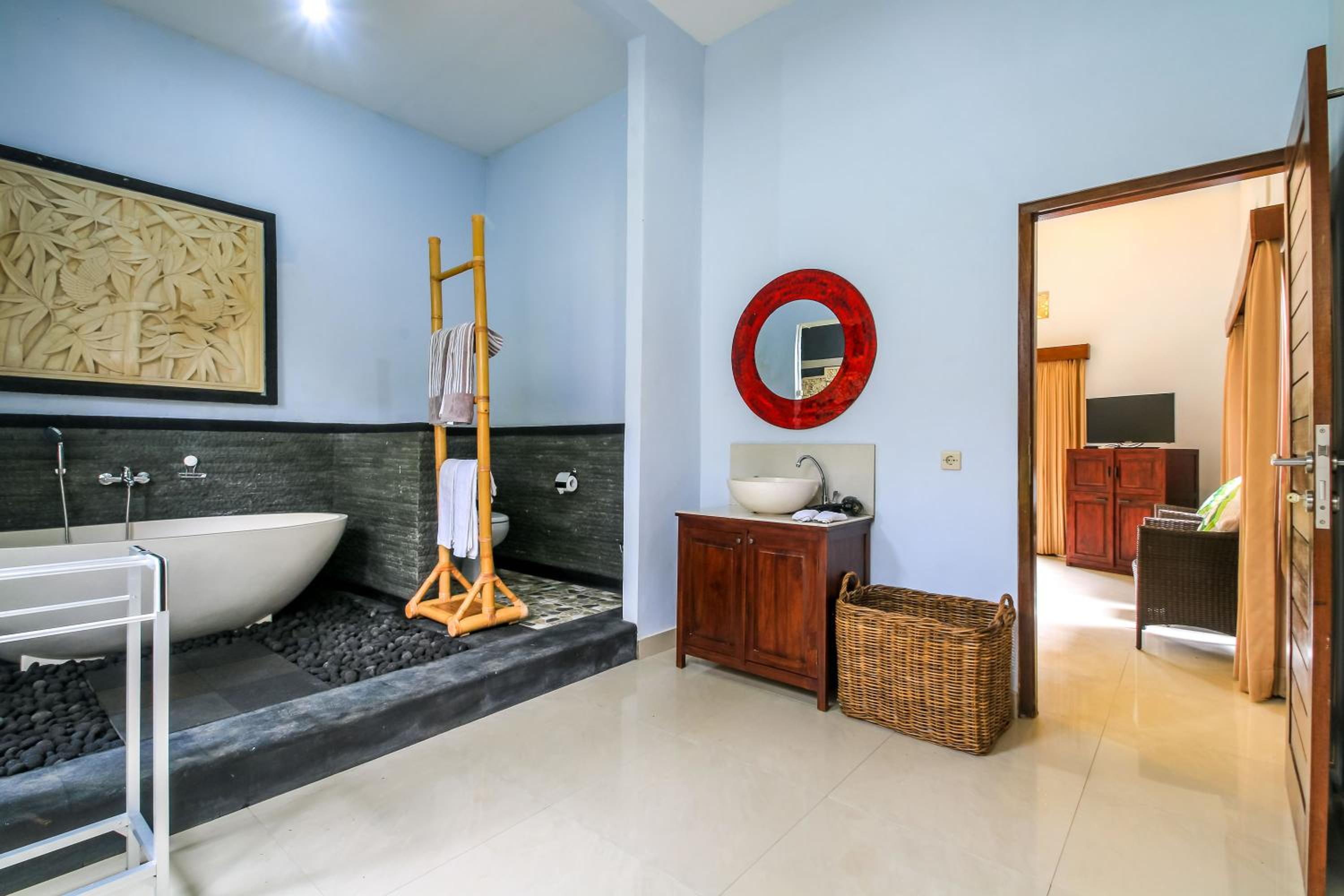 Family Suite with Bathtub - Photo 4