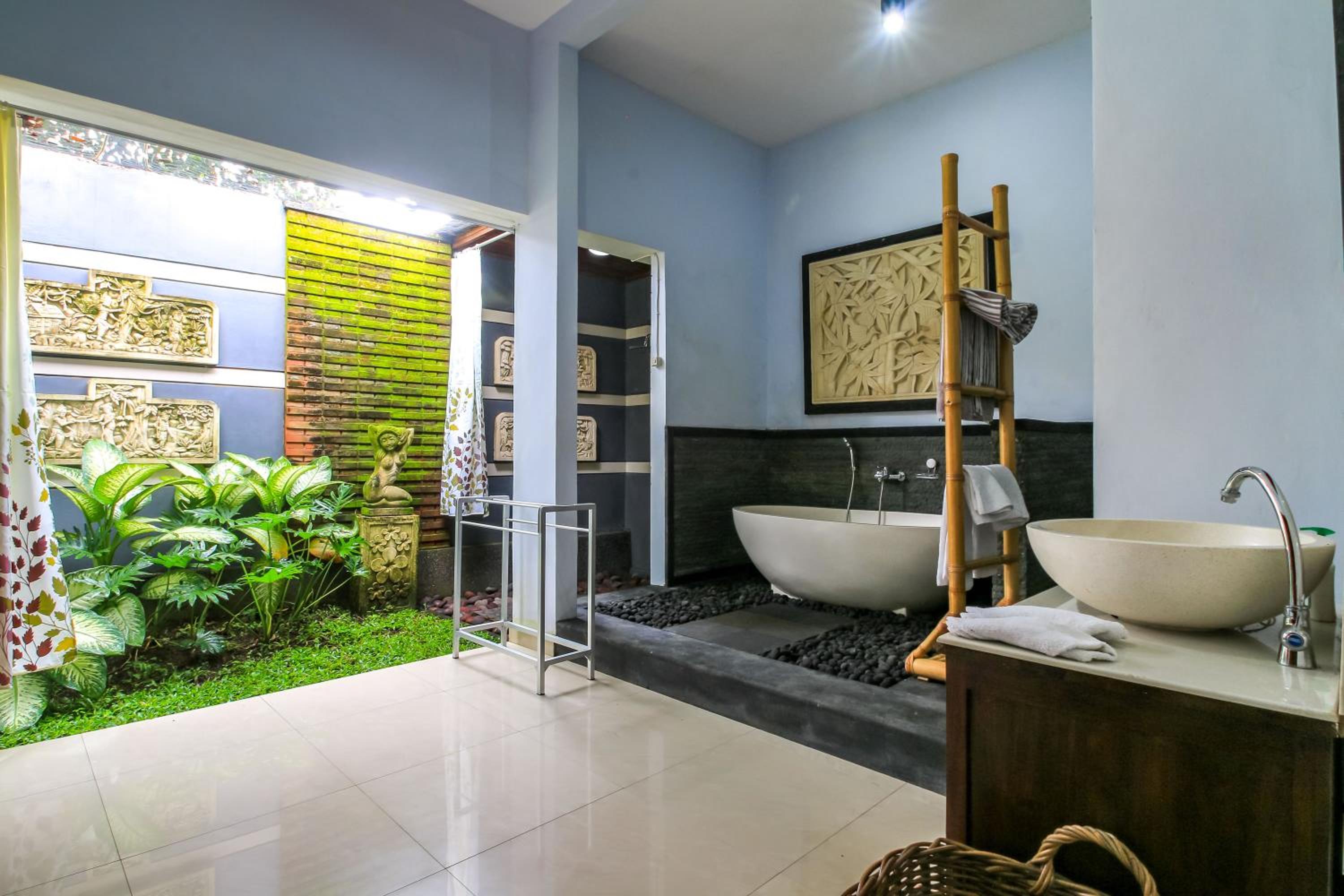 Family Suite with Bathtub - Photo 6