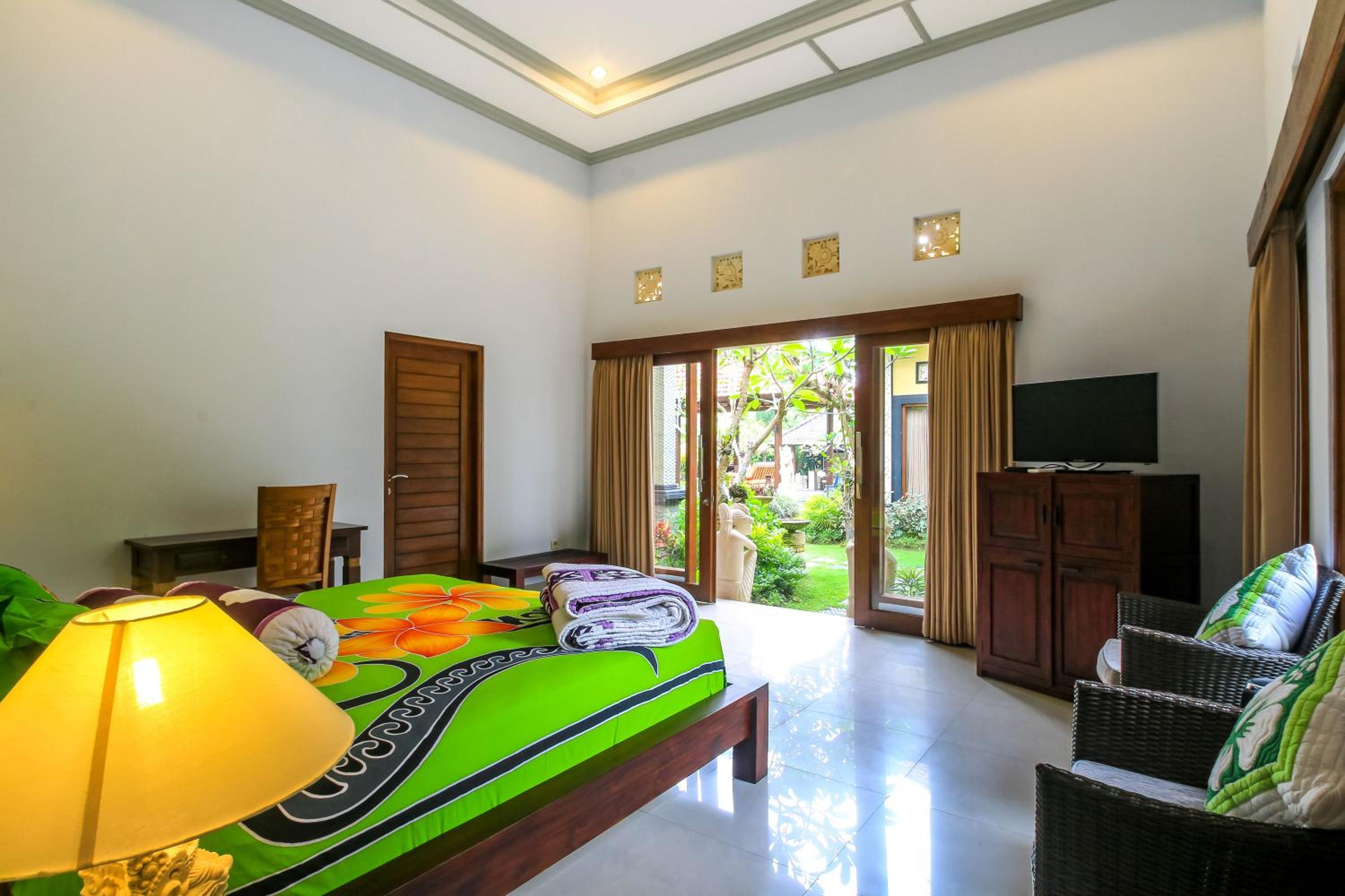 Family Suite with Bathtub - Photo 7