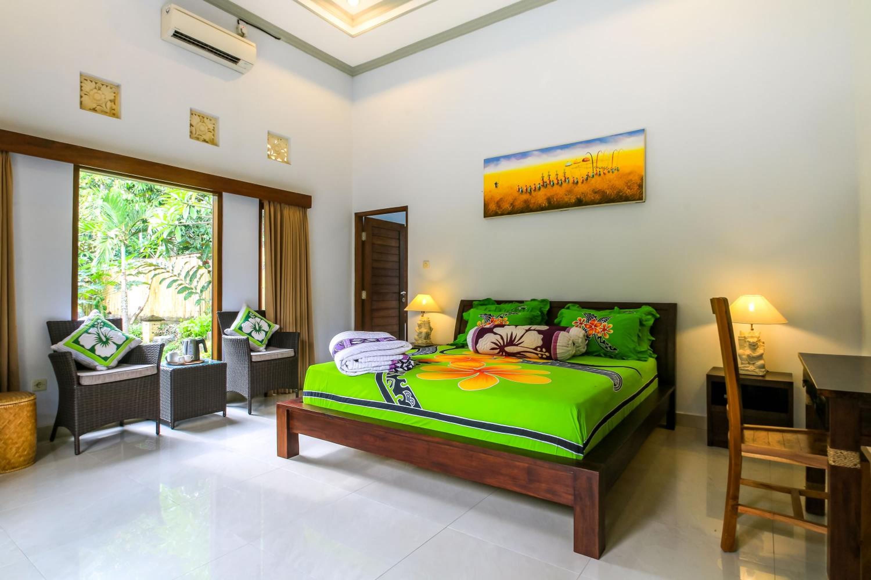 Family Suite with Bathtub - Photo 9