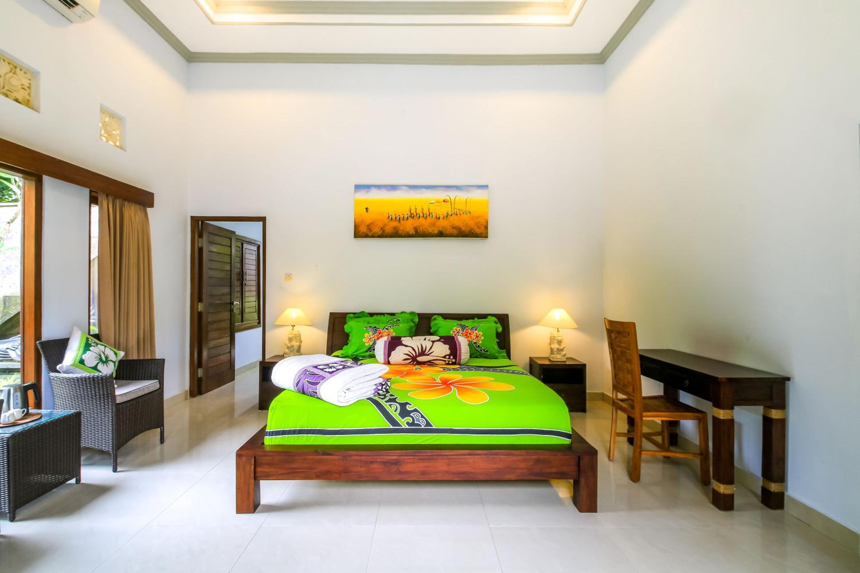 Family Suite with Bathtub - Photo 8