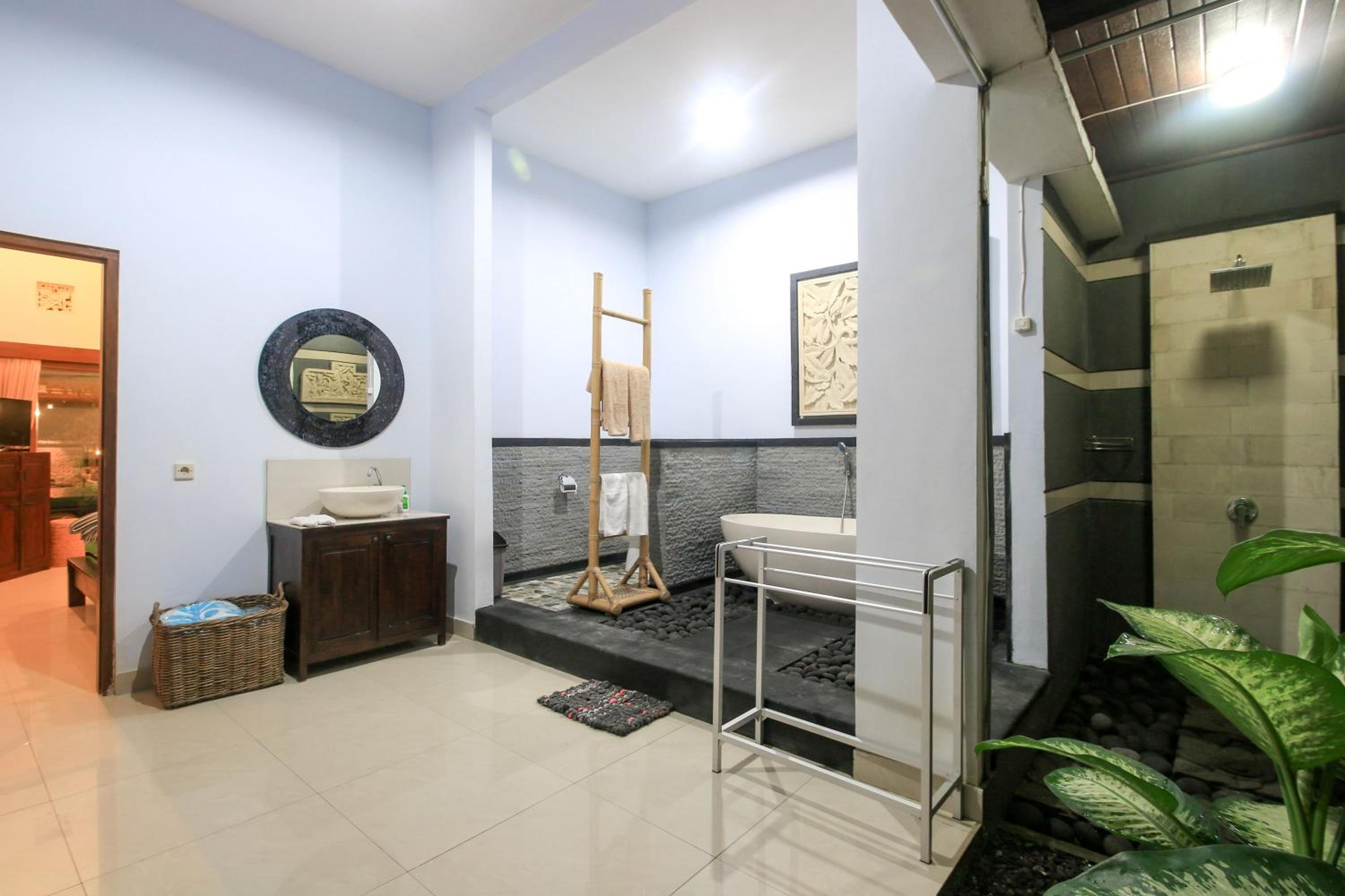 Family Suite with Bathtub - Photo 13