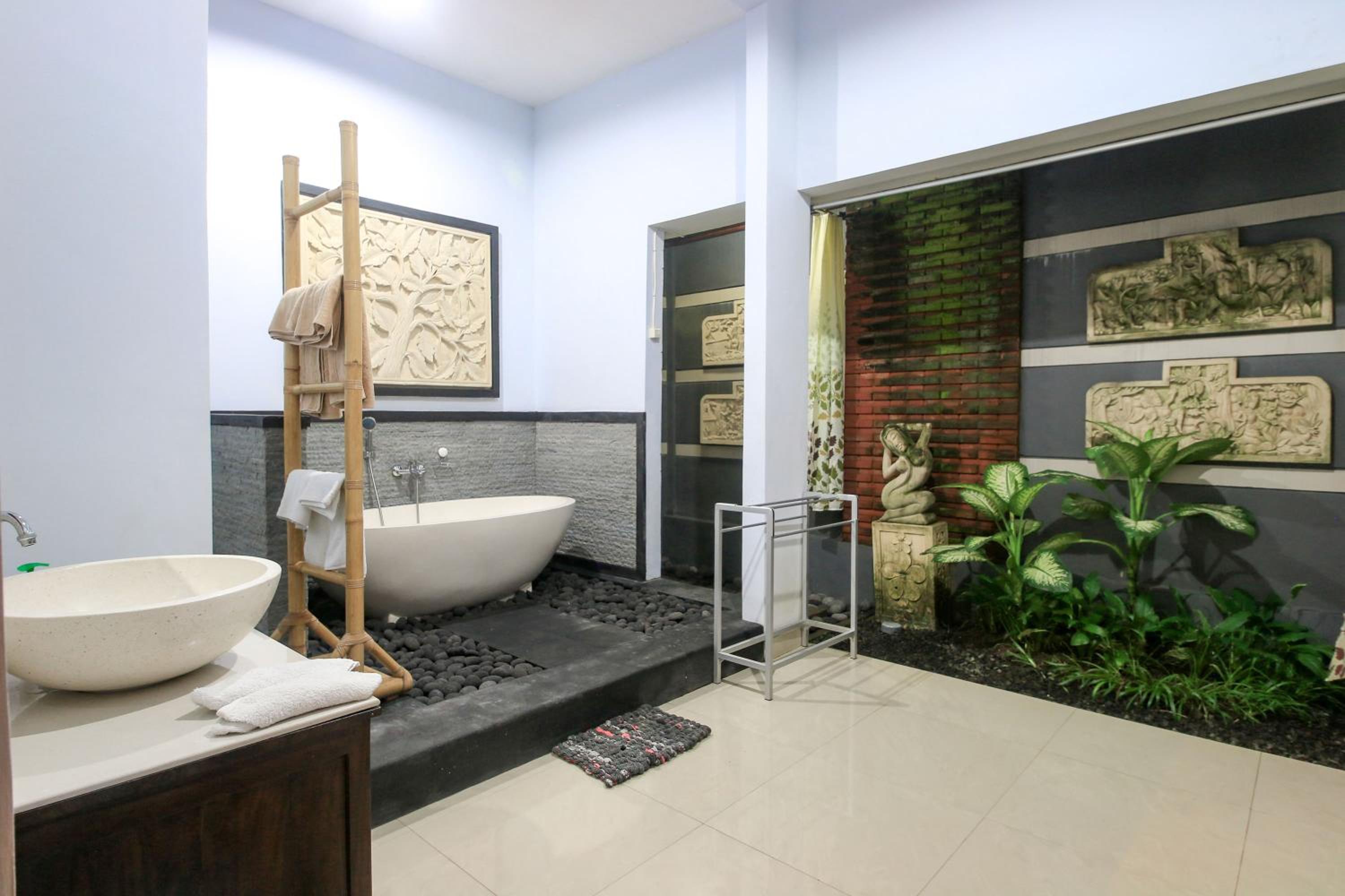 Family Suite with Bathtub - Photo 14
