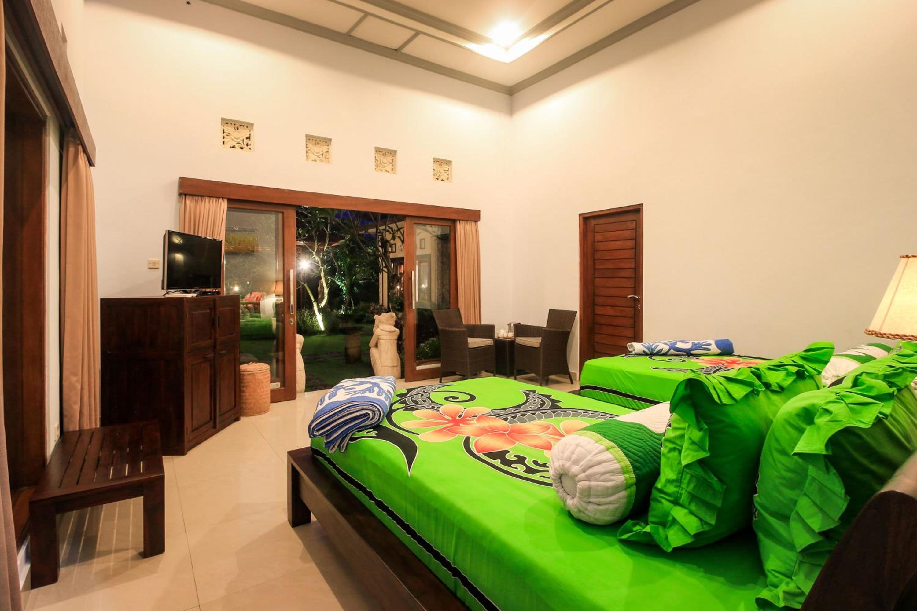 Family Suite with Bathtub - Photo 12