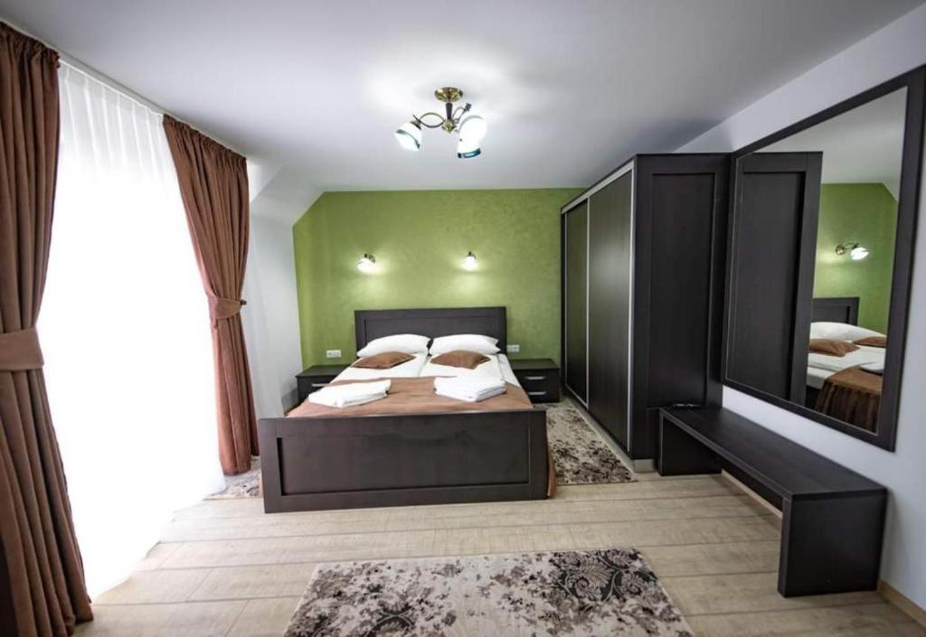 Six-Bedroom House photo 1