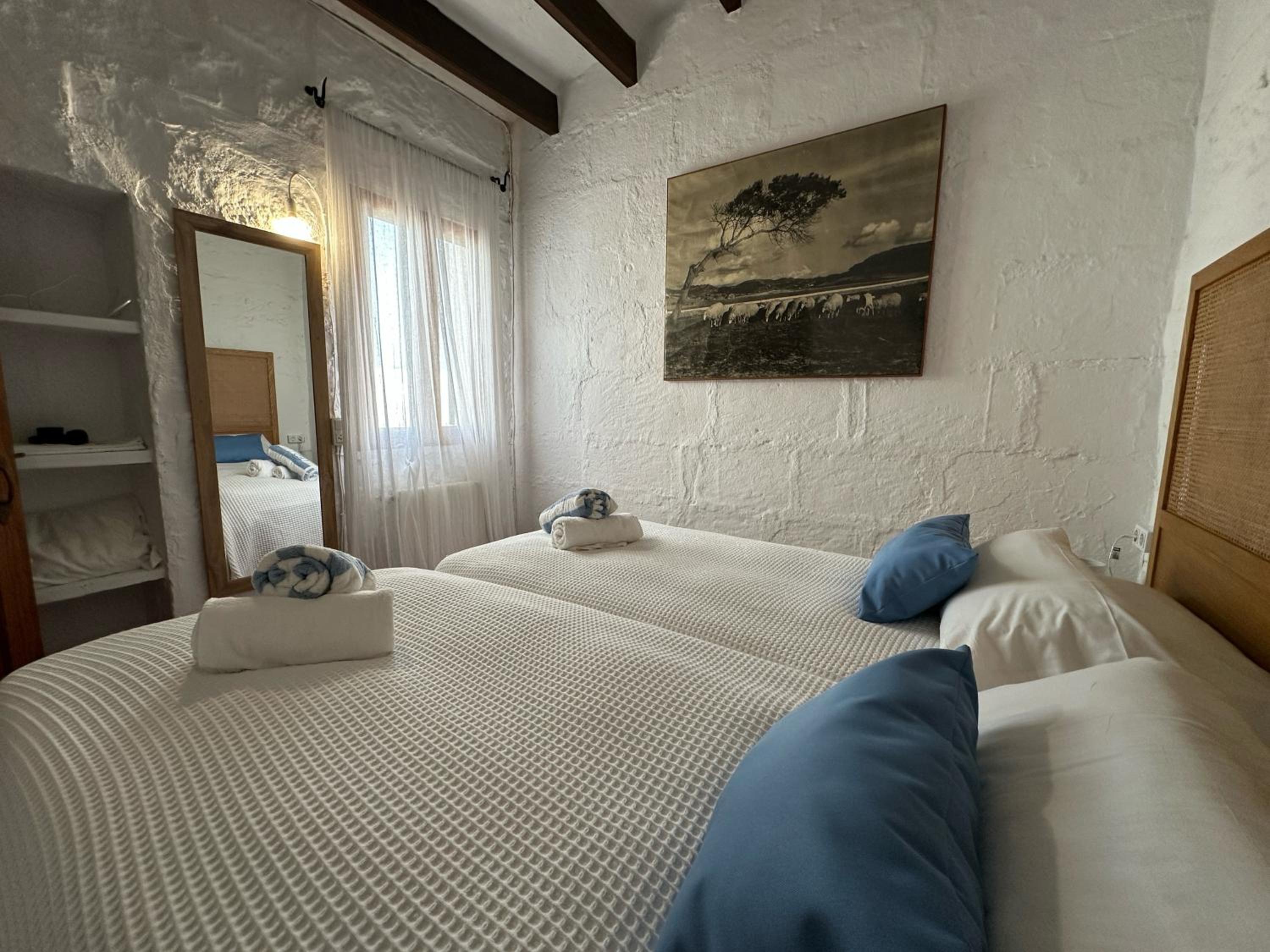 Five-Bedroom House photo 2