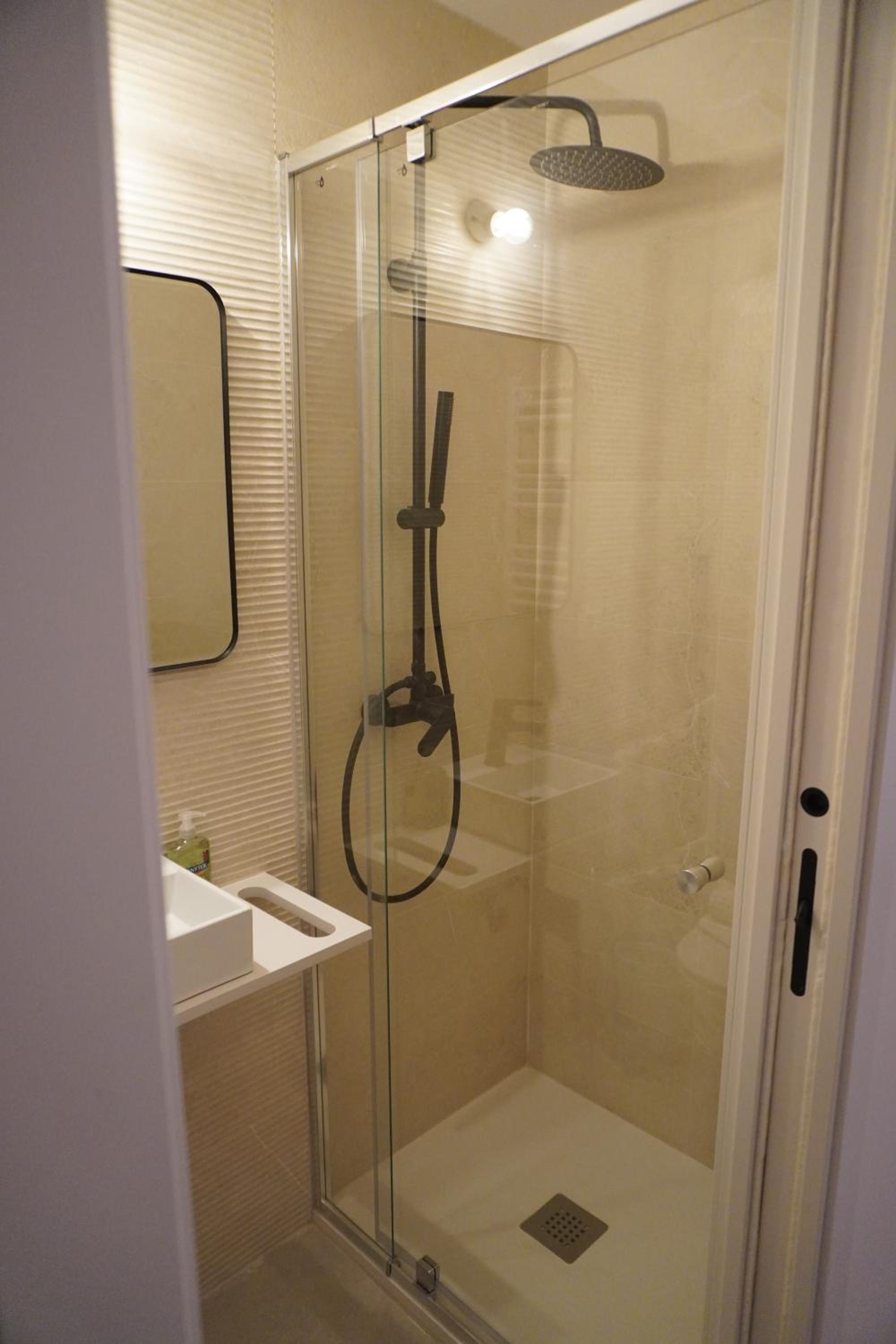 Quadruple Room with Private Bathroom photo 2