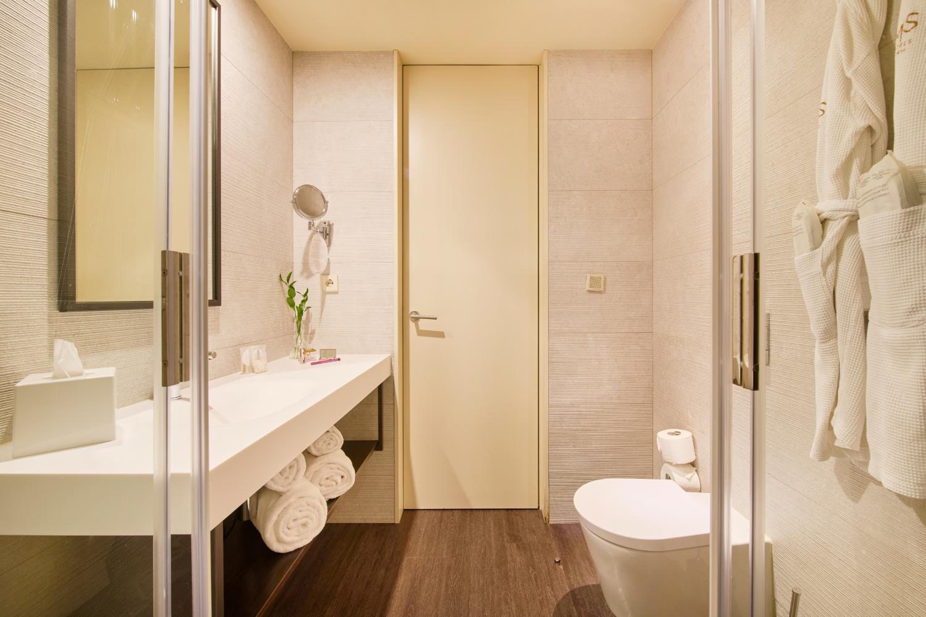 Premium Double Room thumbnail 5