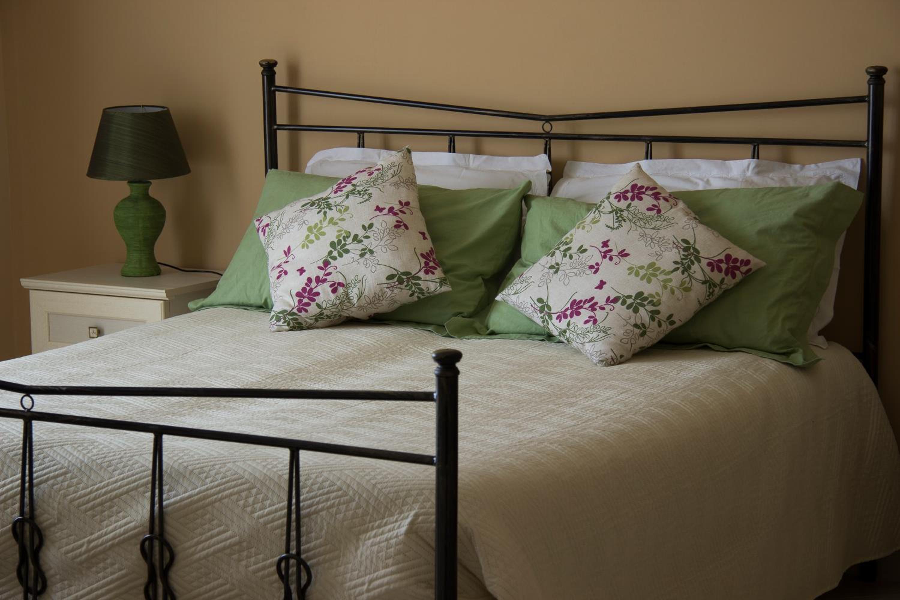 Deluxe Room (2 Adults + 1 Child) - Photo 10
