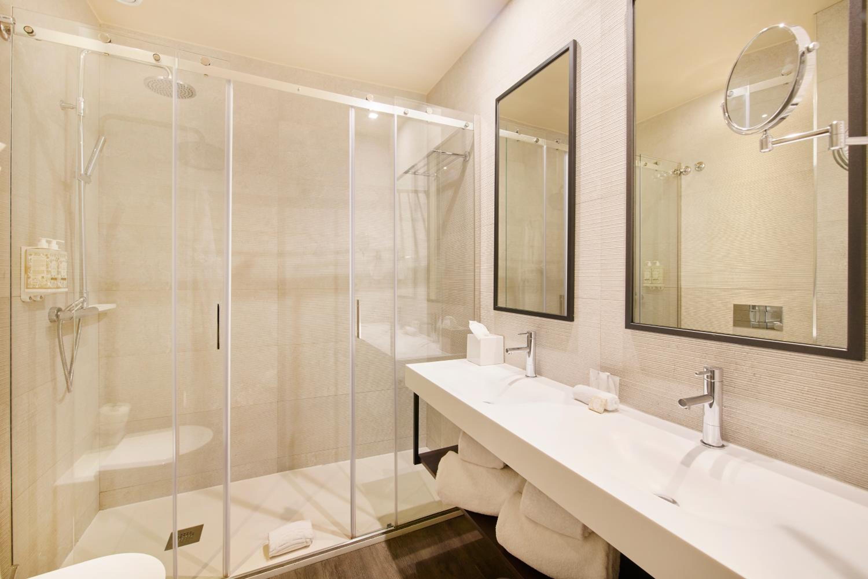 Deluxe Double or Twin Room - Photo 4