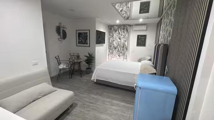 Deluxe One-Bedroom Apartment