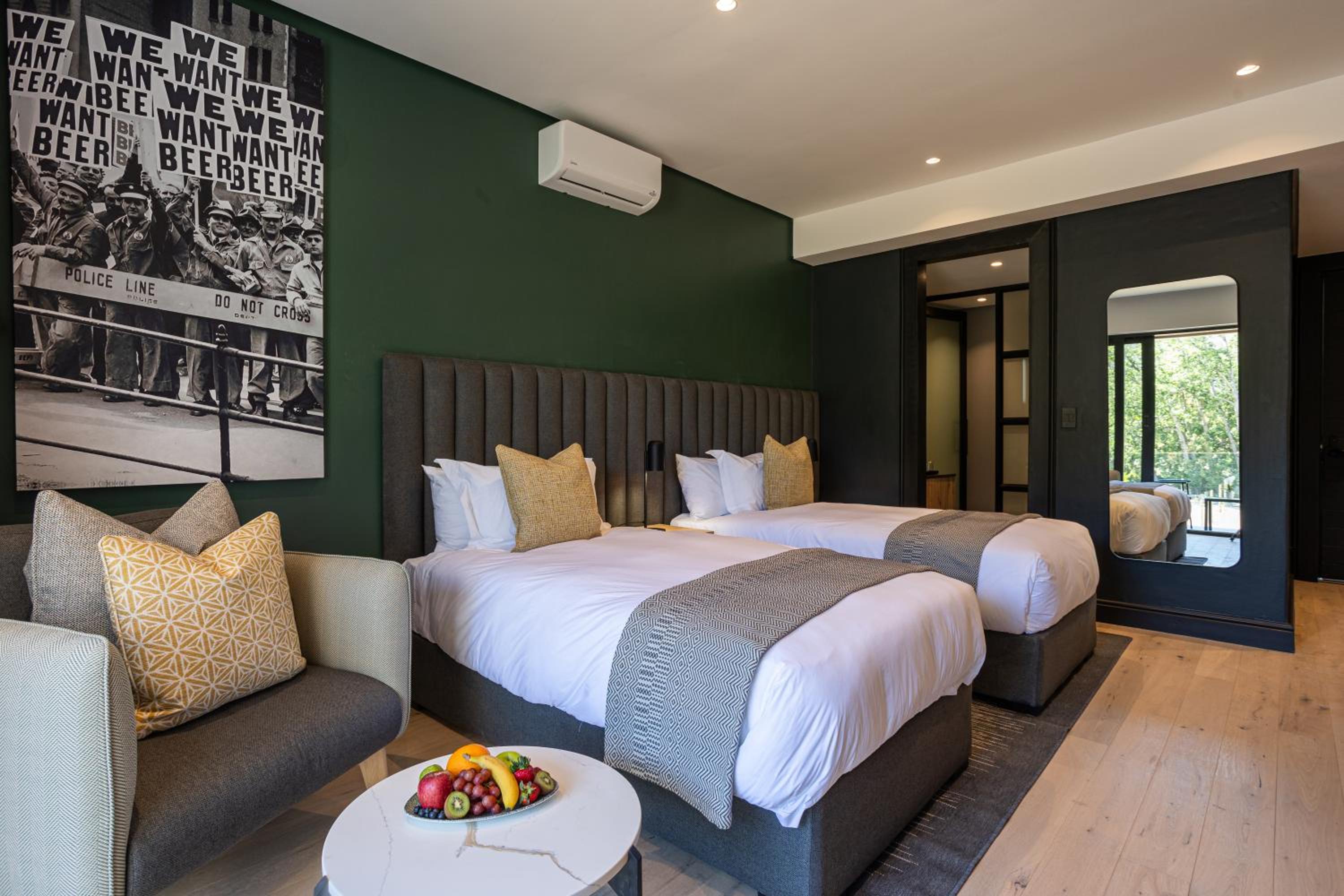 Standard Twin Room with Mountain View