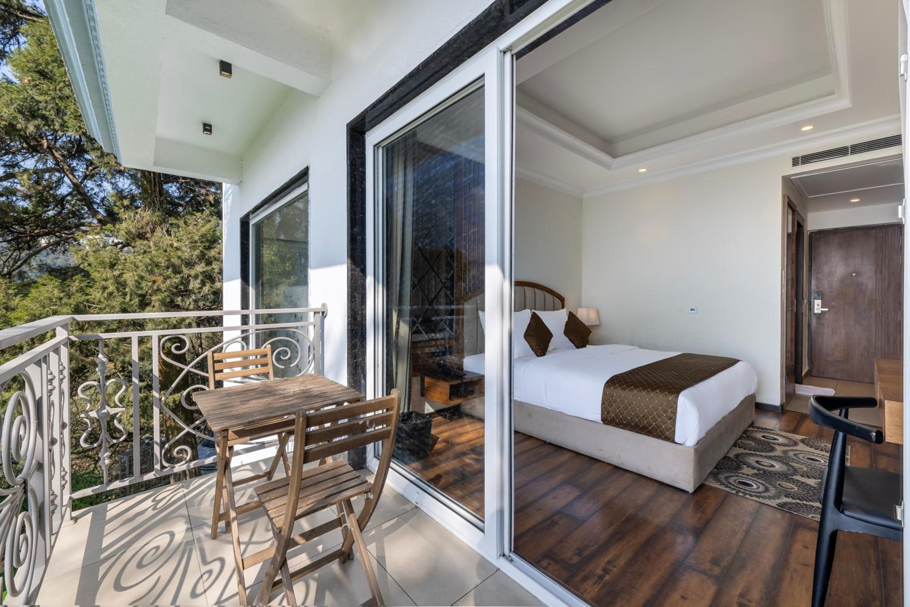King Room with Balcony - Photo 6