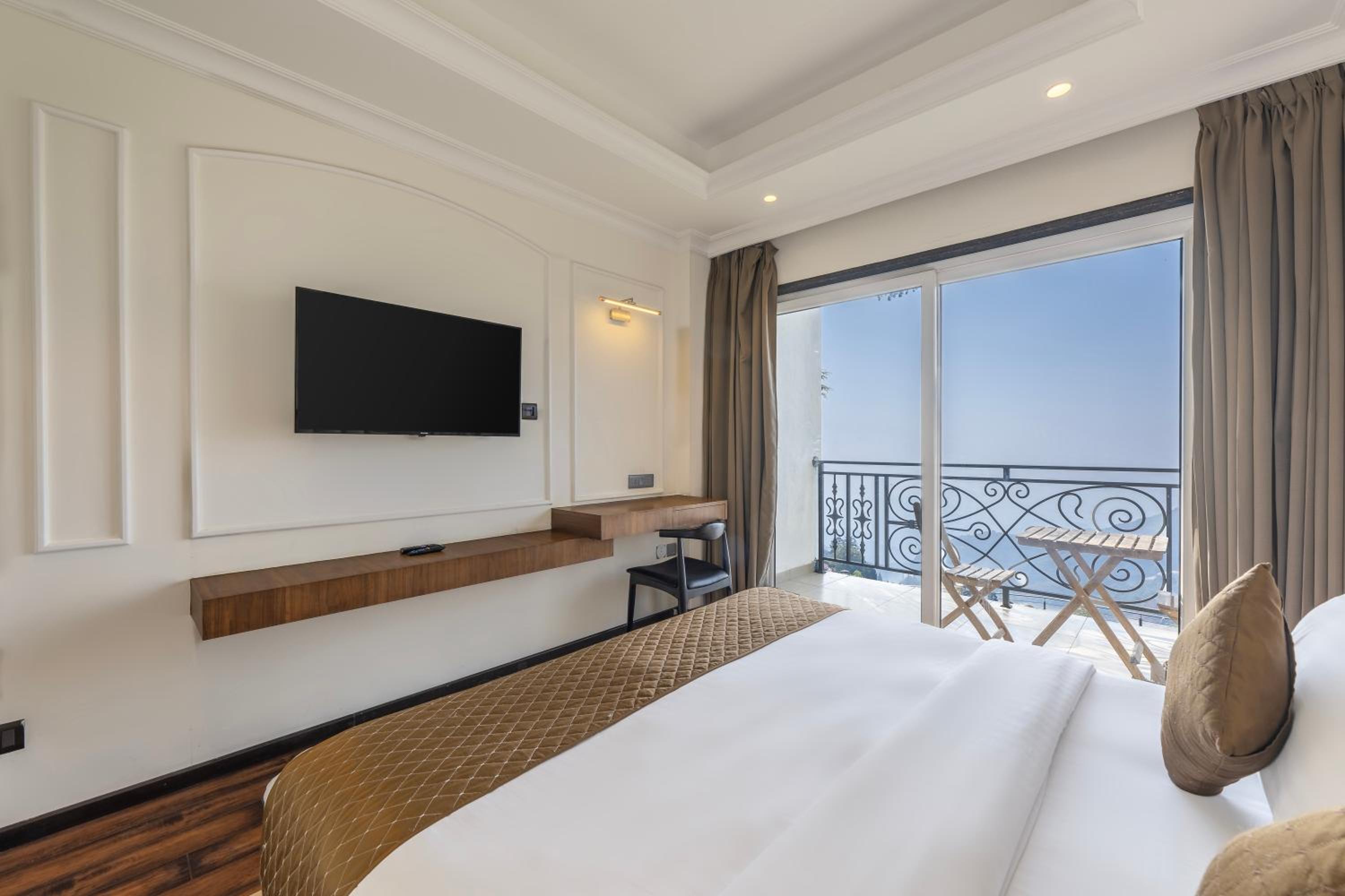 King Room with Balcony - Photo 5