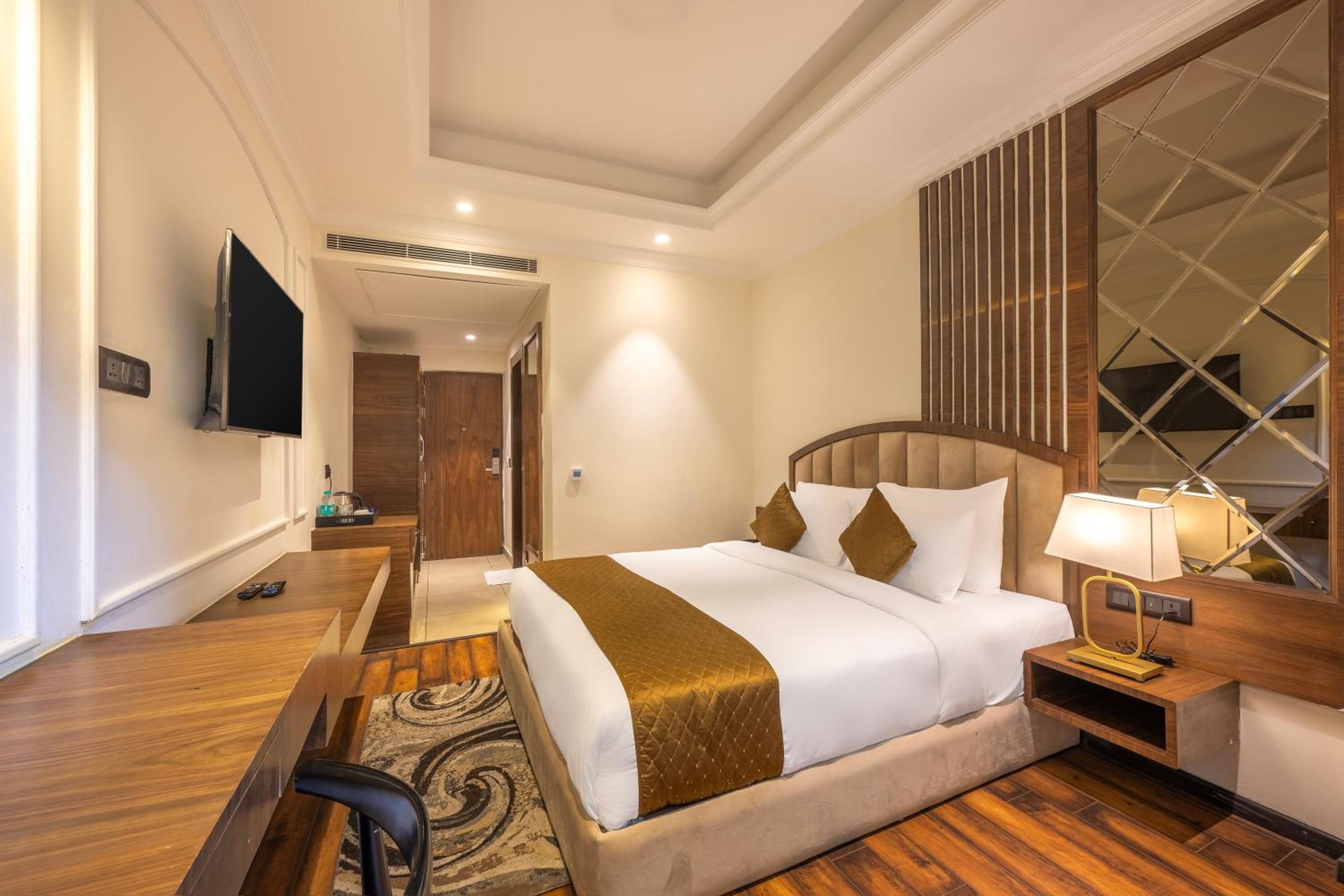 King Room with Balcony - Photo 8