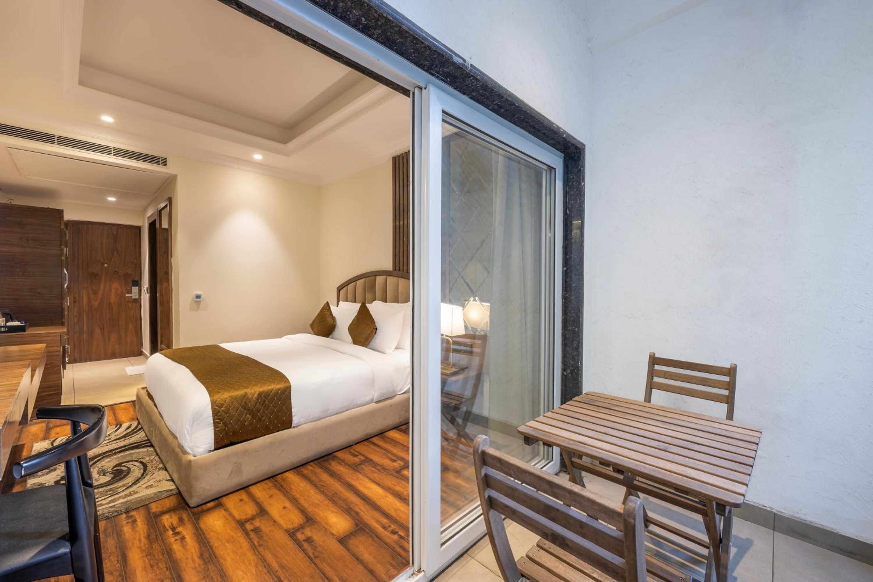 King Room with Balcony - Photo 7