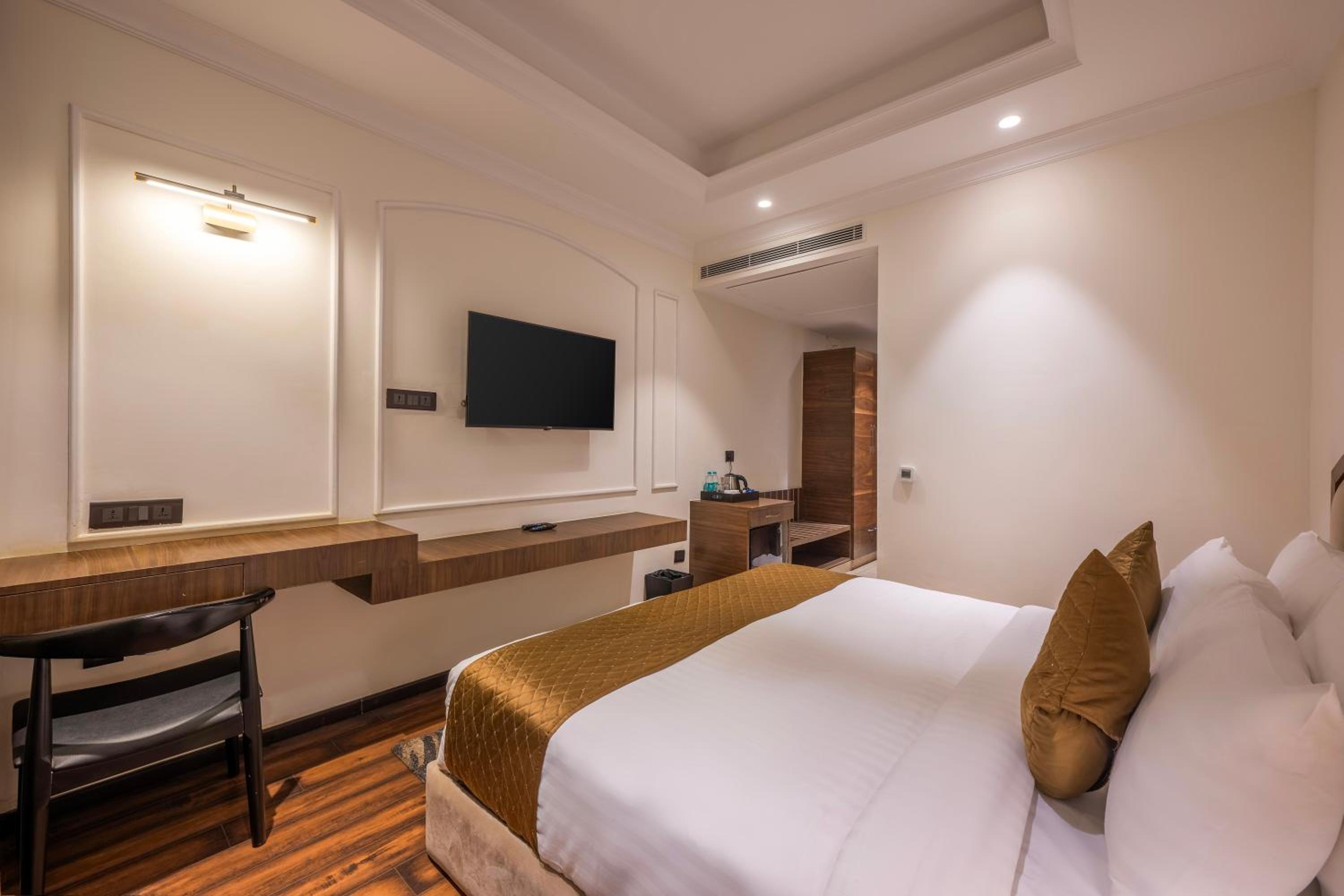 King Room with Balcony - Photo 9