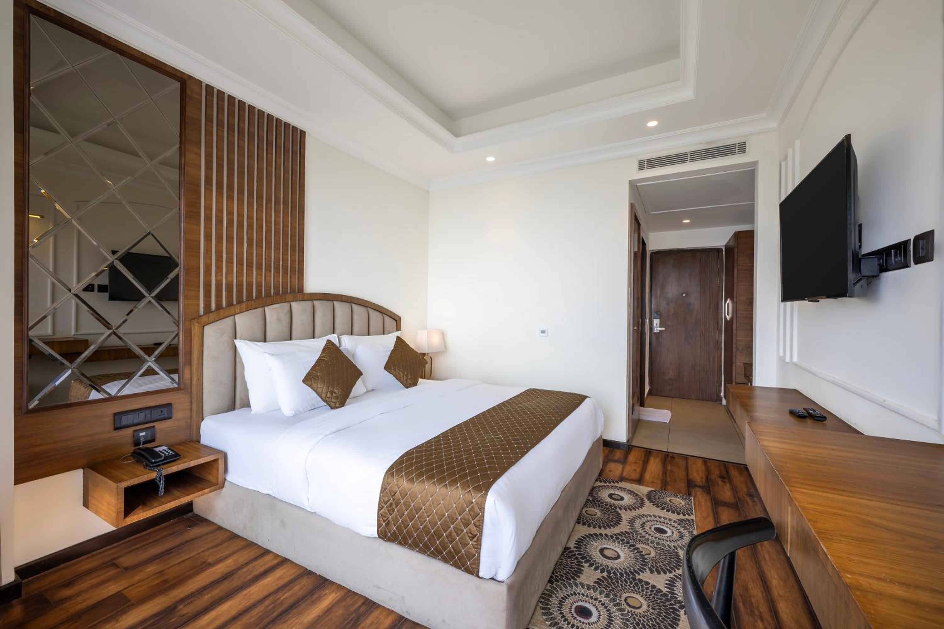 King Room with Balcony - Photo 3