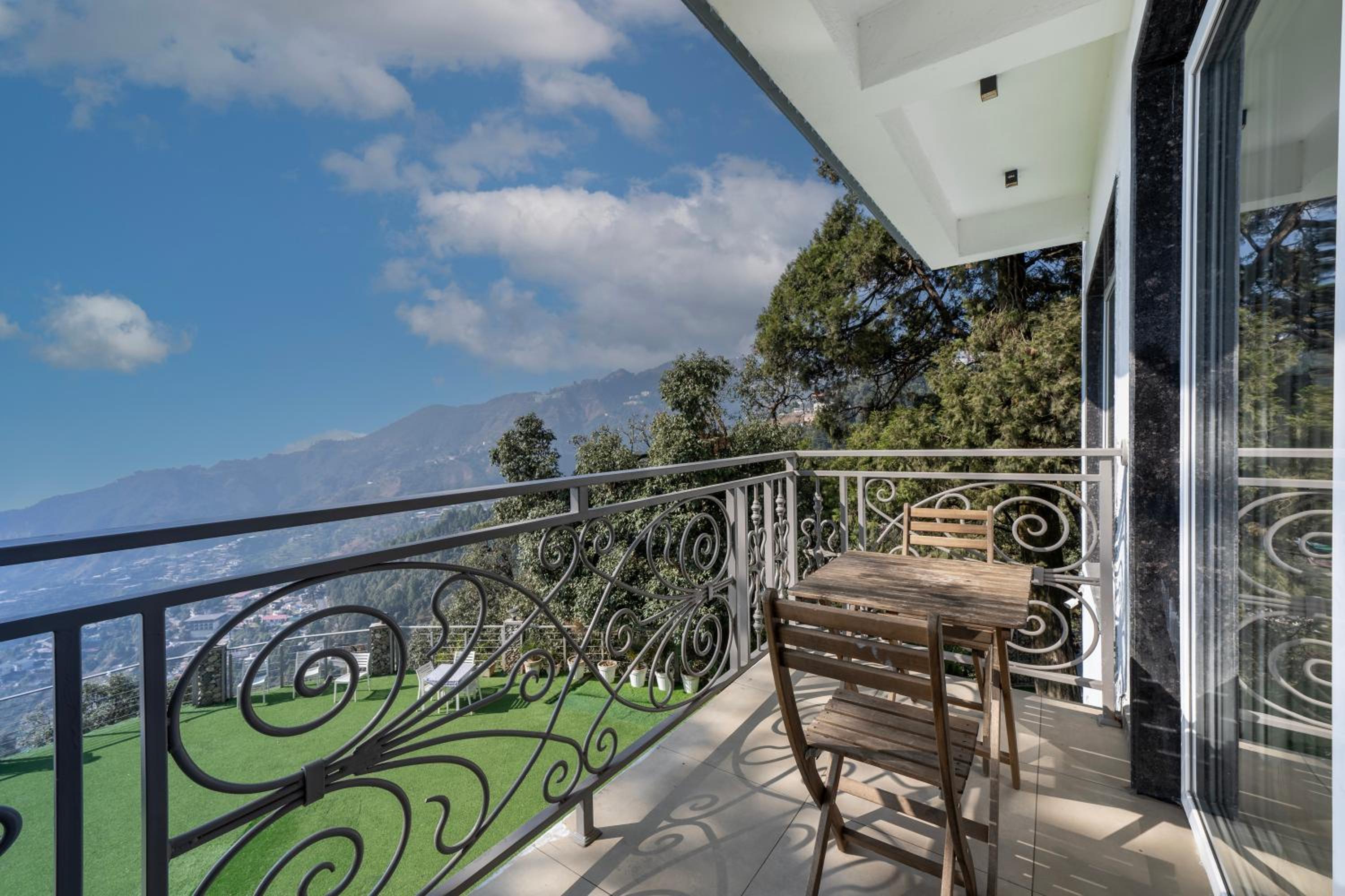 King Room with Balcony - Photo 4