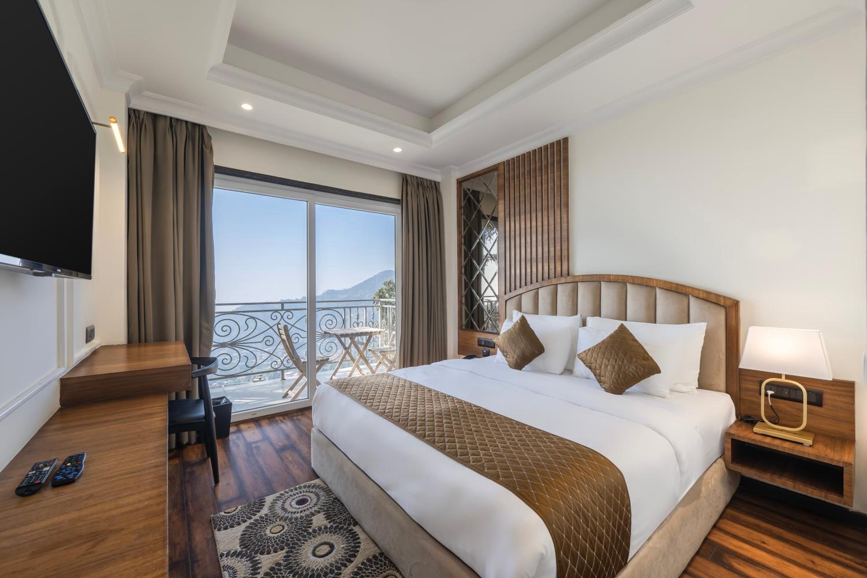 King Room with Balcony - Photo 1